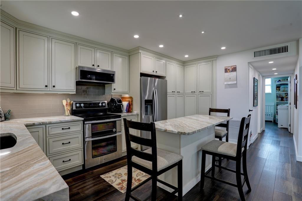 2400 NE 10th Street 402