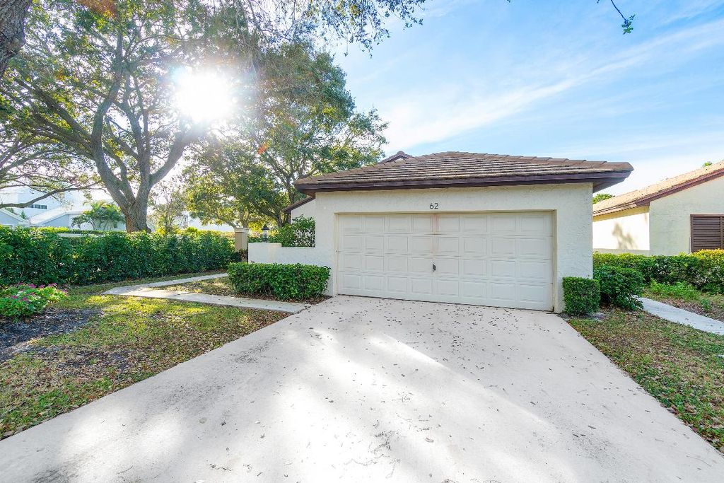 Photo of 62 Ironwood Way N, Palm Beach Gardens, FL 33418 (MLS # R10942799)