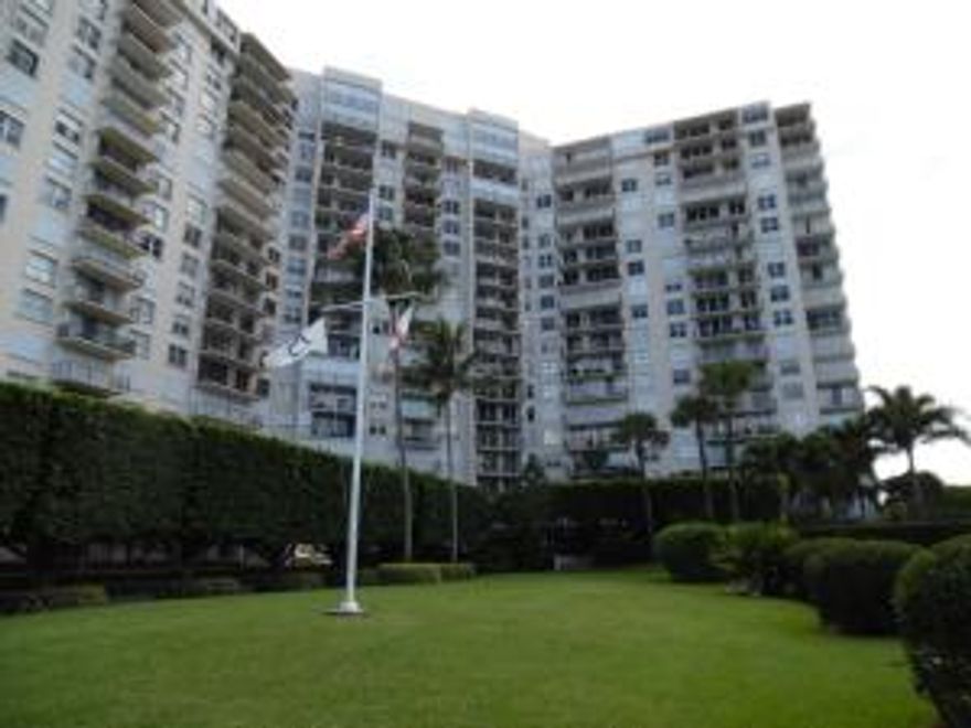 Stunning wide water views of the N bridge and downtown, with glimpses of the ocean. This fabulous layout allows views from both bedrooms, as well as the living room! Within minutes to downtown City Place, The Kravitz, the Clematis area and the island of Palm Beach. Excellent community amenities, 24 doorman, bike and walking paths all along the ICW waterways, just a great all around opportunity! Take this canvass and paint it into your very own masterpiece!