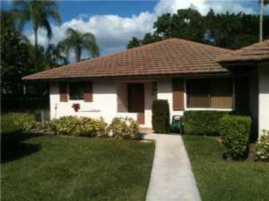 Great 2 bedroom 2 bath end unit with small private patio. View of park across the street. Updated Baths, interior washer/dryer, living/dining area, pets permitted with Restriction and newer AC. Club Cottage has lovely pool and clubhouse and plenty of open parking. Great Location within the PGA National Community. Live the Florida lifestyle within the PGA National Community. Fabulous Club house with membership available but not mandatory, World Class Golf along with tennis and even croquet. Close to Turnpike and 95 entrances, shopping, dining, and entertainment.