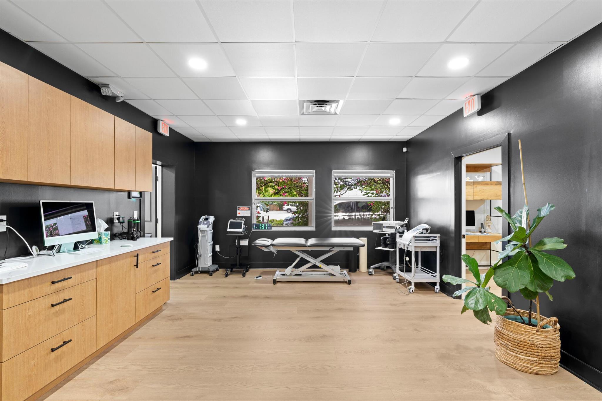 COLONIAL ESTATES - Commercial Sale