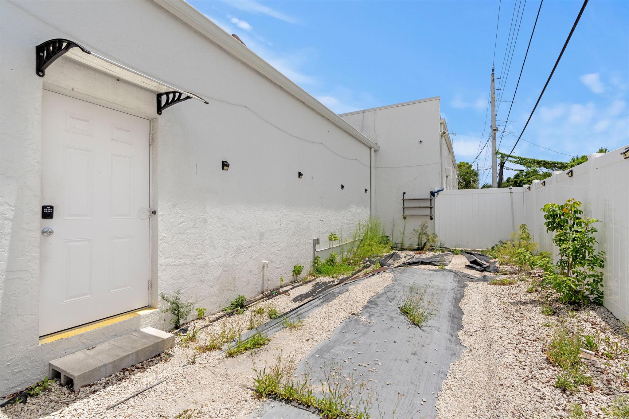 COLONIAL ESTATES - Commercial Sale