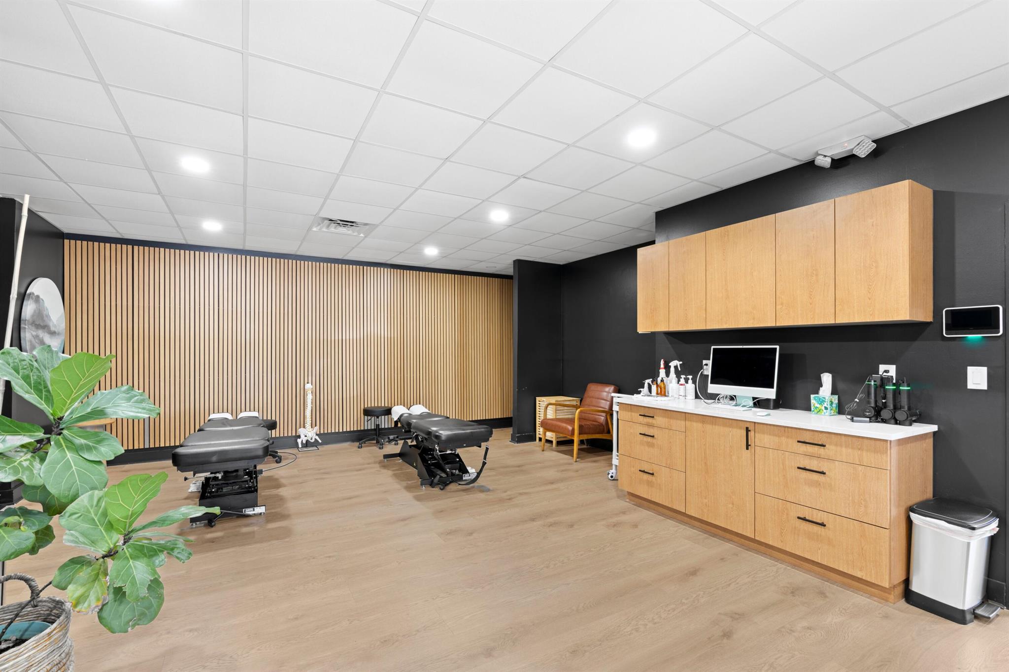 COLONIAL ESTATES - Commercial Sale