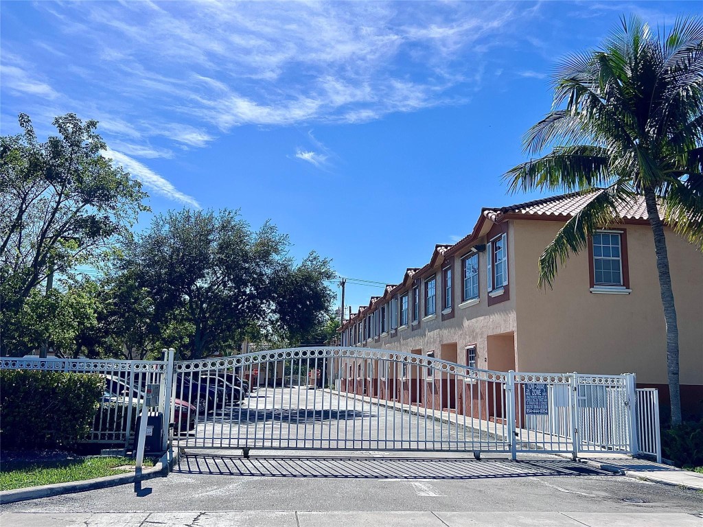 Hollywood Place - Residential