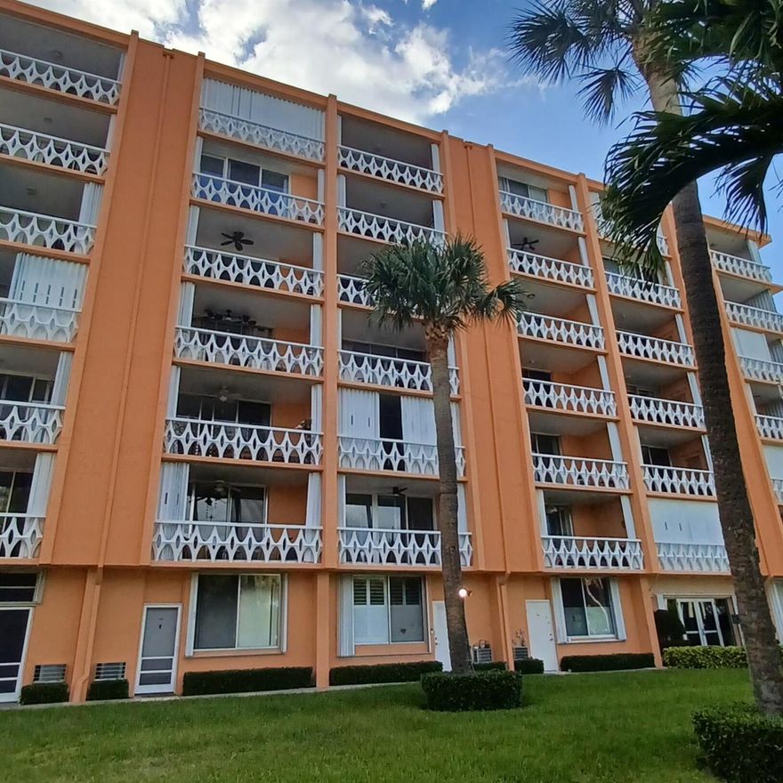 Beautiful, spacious, cozy 1BED/1Bath located on 3rd floord, across from Lake Worth Lagoon/intracoastal and Bryant Park, unit is unfurnished. Great Location , close to beach, golf courses, intracoastal waterway, shops, restaurants and more. Come see it before its gone