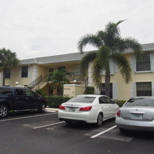 Beautiful unit in sought after area close to golf course, shopping and just minutes to Jupiter's beautiful beaches and parks. Available December 1, 2015 through March, 2016. community pool