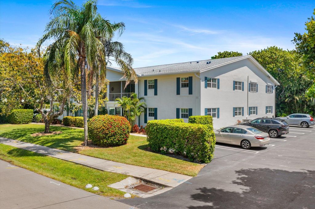 Photo of 301 Venetian Drive #13, Delray Beach, FL 33483 (MLS # R11077547)