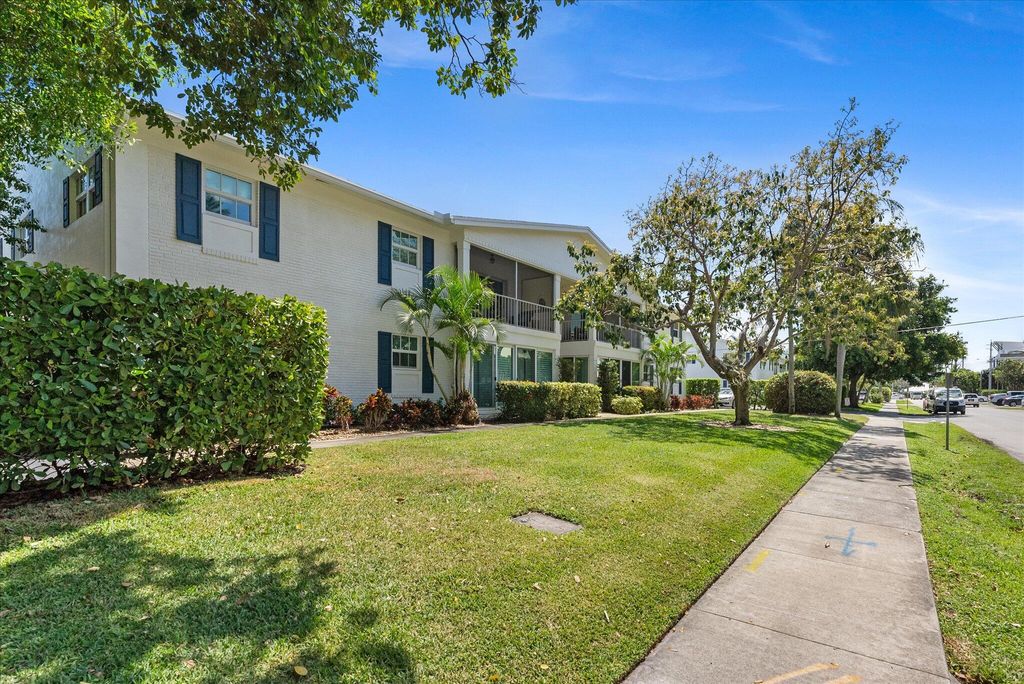 Photo of 301 Venetian Drive #13, Delray Beach, FL 33483 (MLS # R11077547)