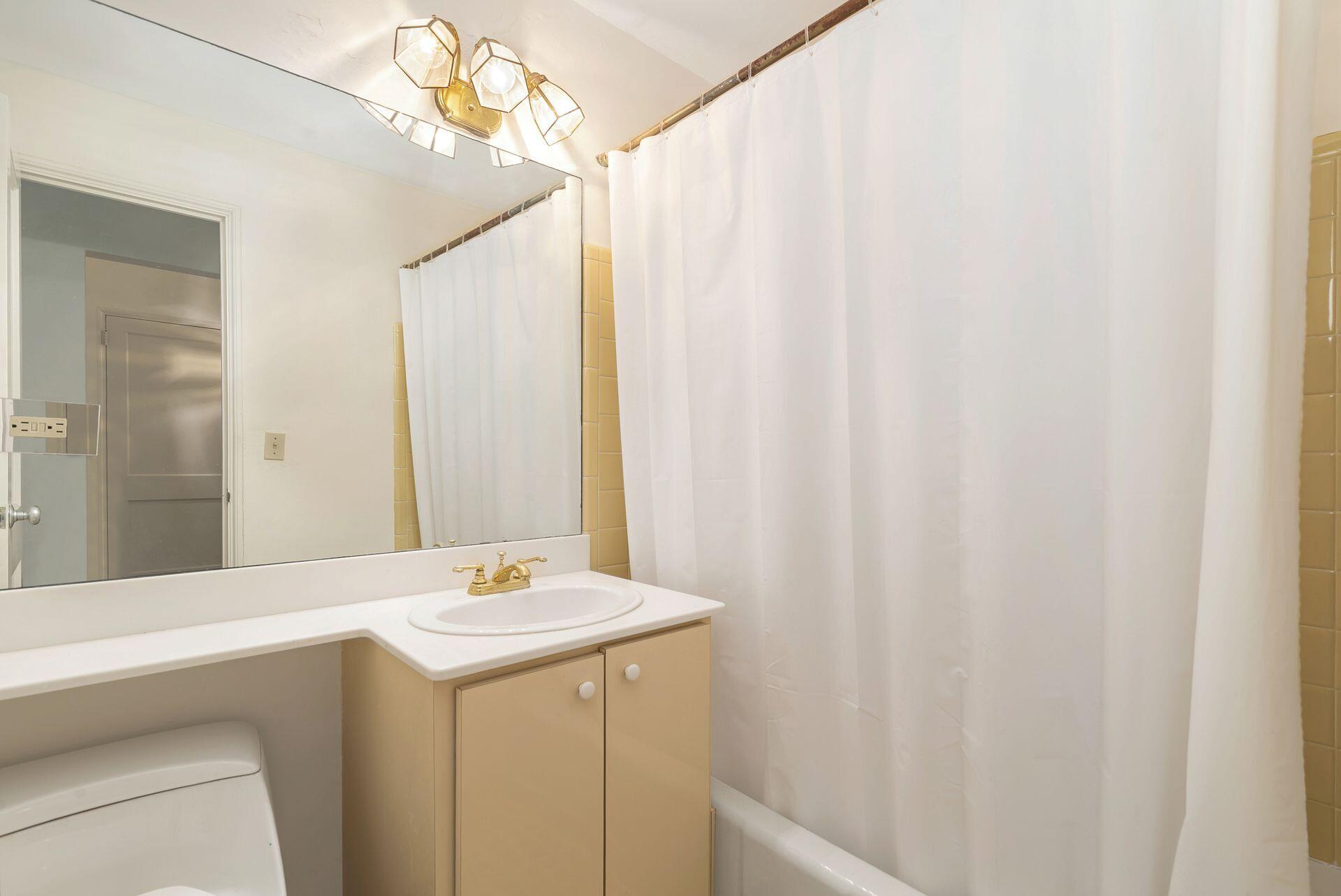 NASSAU SQUARE APTS INC - Residential