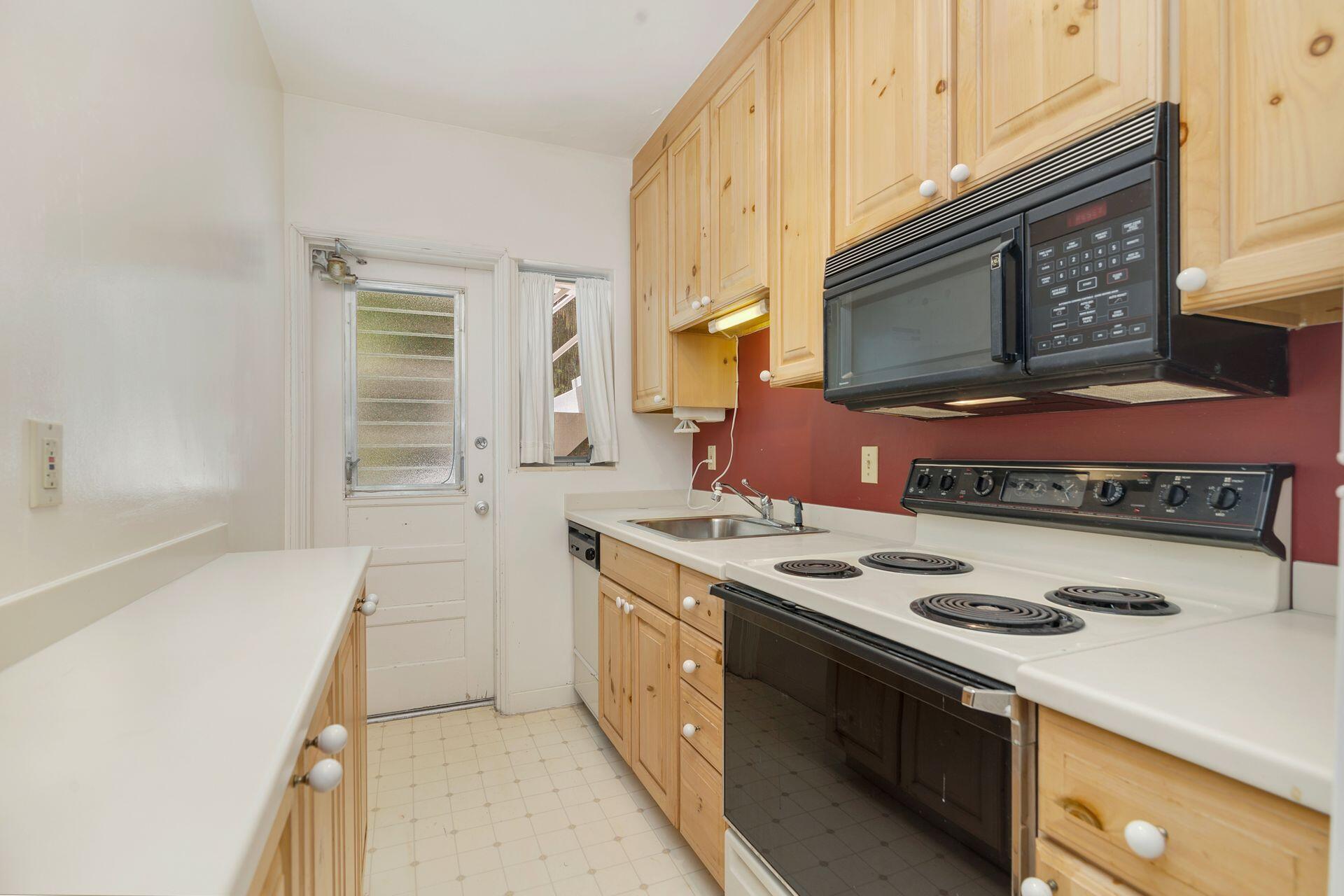 NASSAU SQUARE APTS INC - Residential