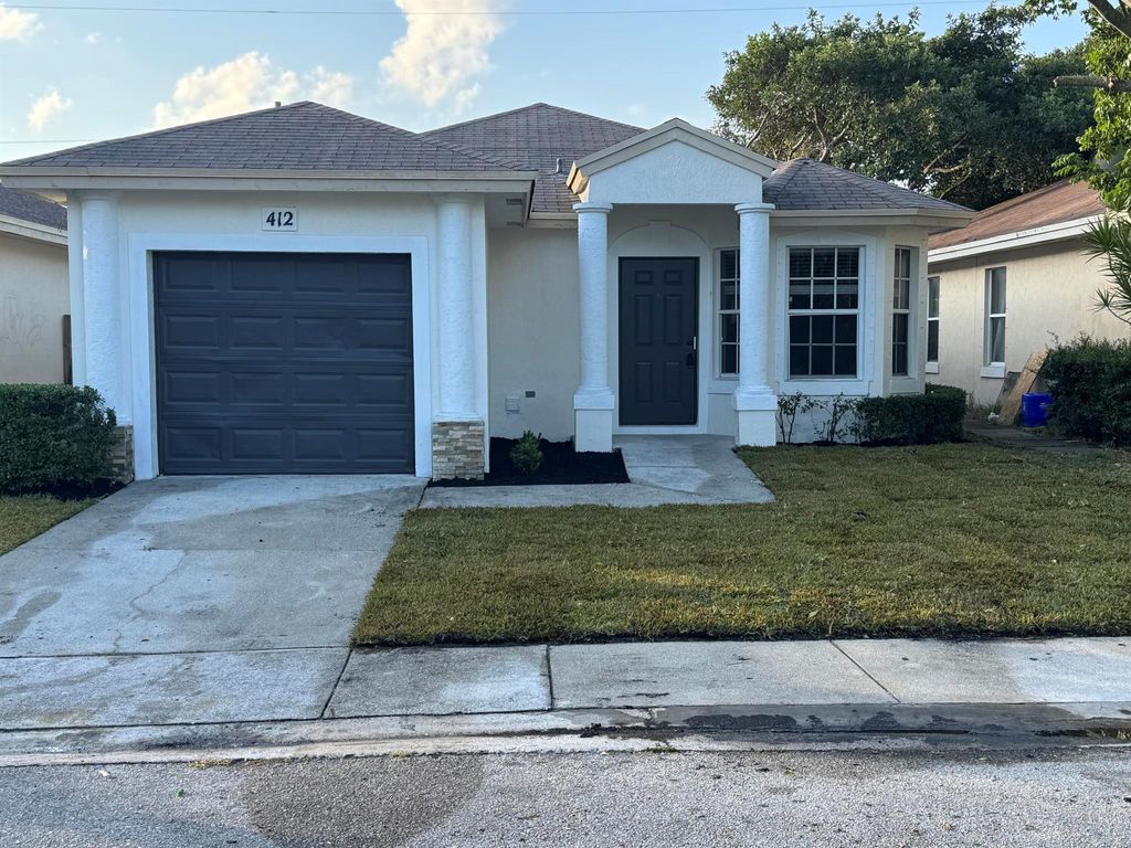 Photo of 412 Circle Drive S, Boynton Beach, FL 33435 (MLS # R11141419)