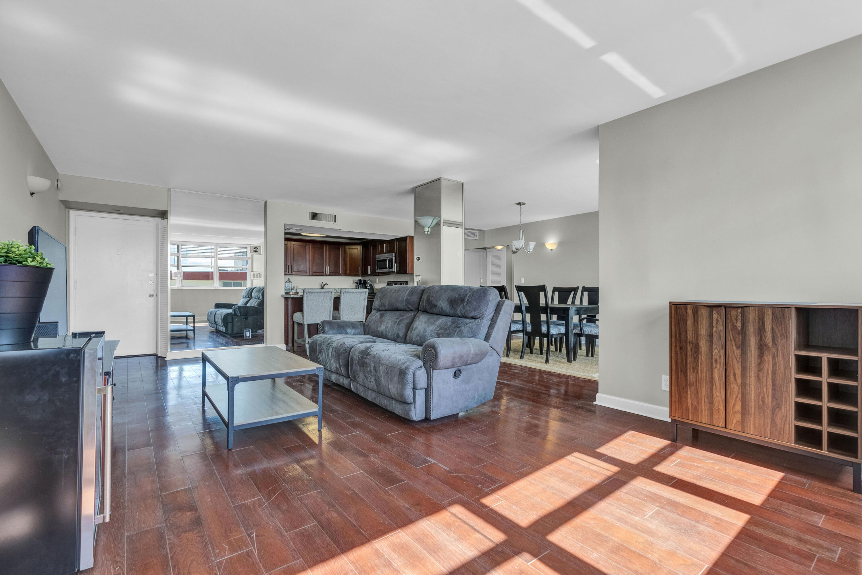 TRAFALGAR TOWERS CONDOMINIUM - Residential