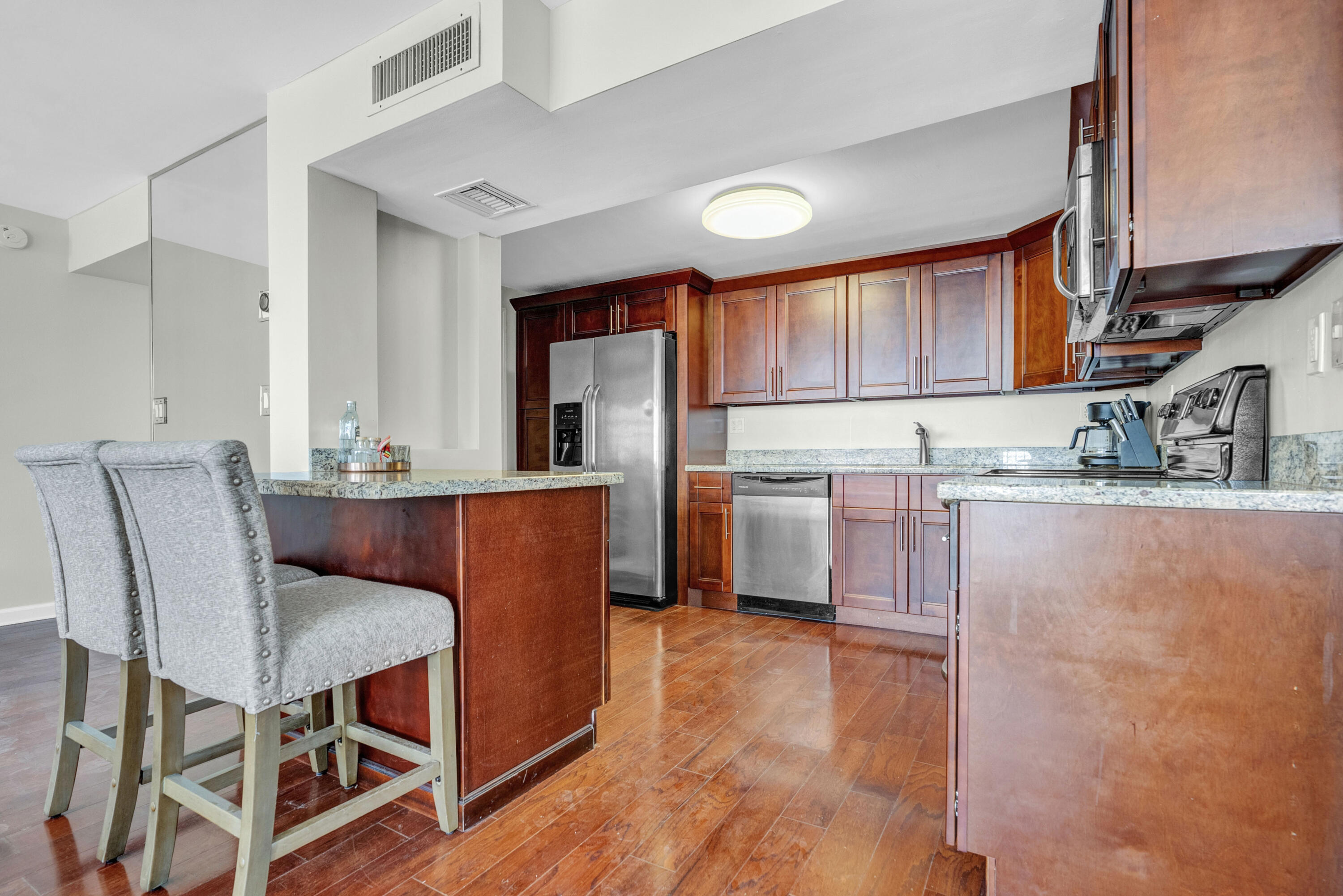 TRAFALGAR TOWERS CONDOMINIUM - Residential