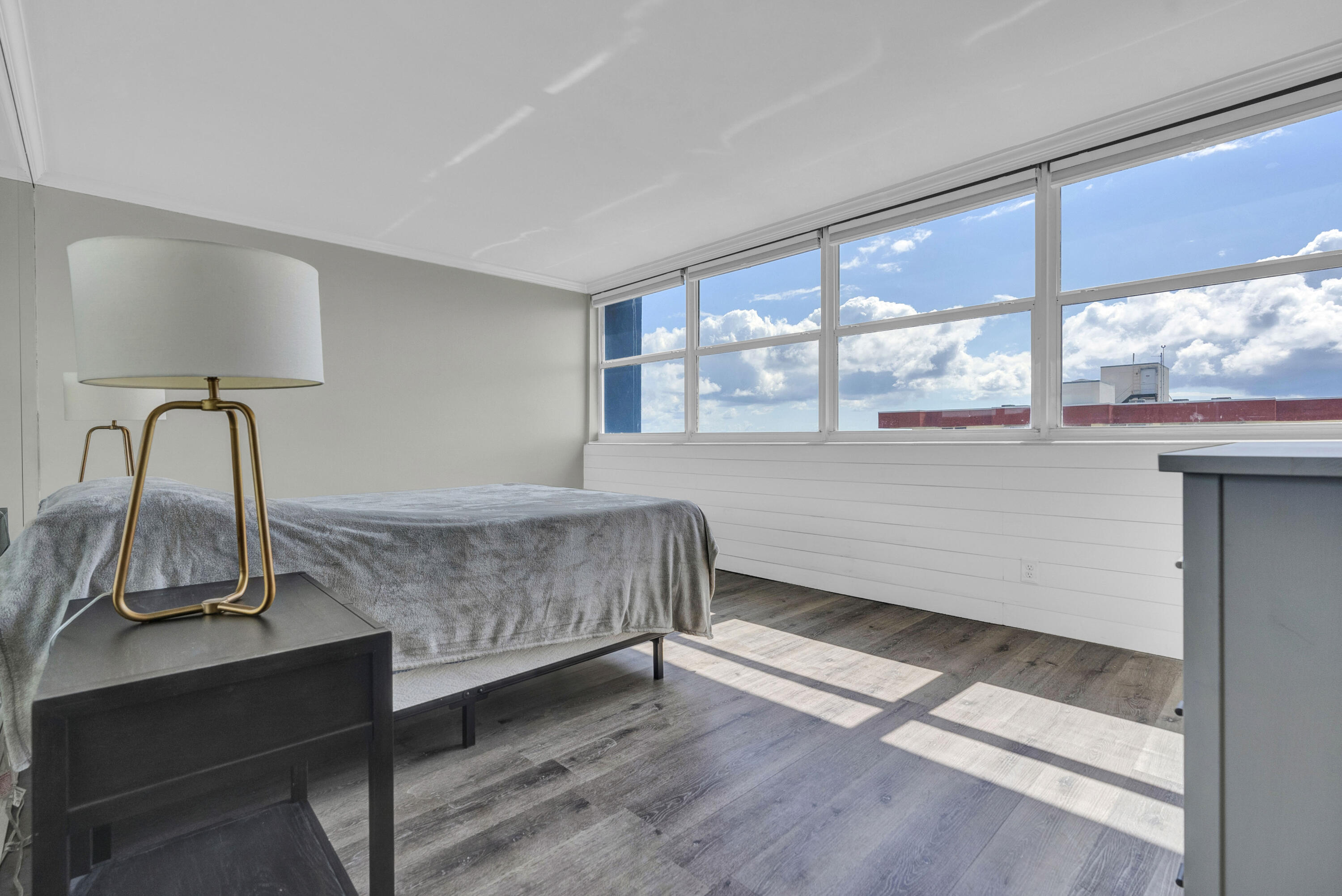 TRAFALGAR TOWERS CONDOMINIUM - Residential