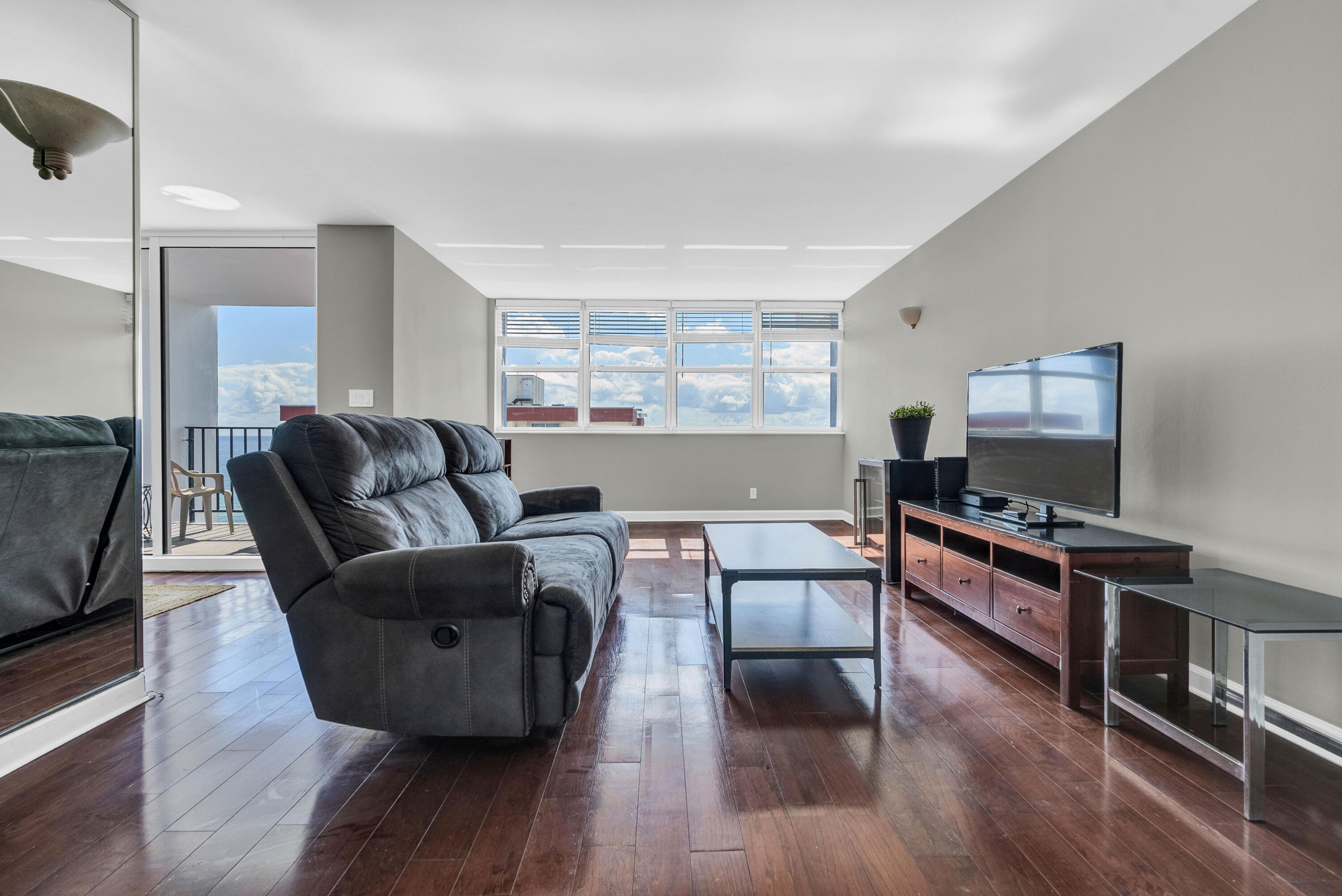 TRAFALGAR TOWERS CONDOMINIUM - Residential