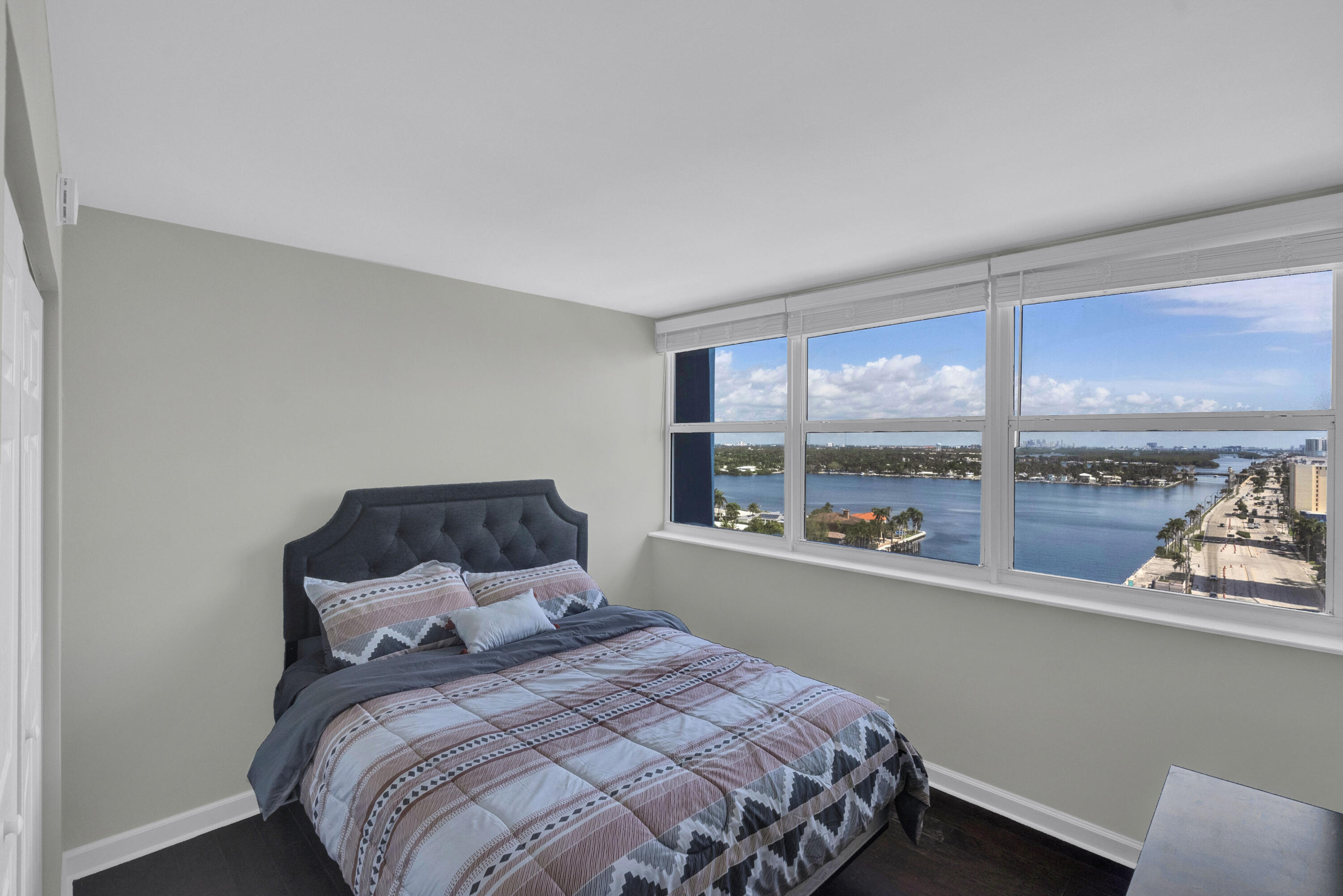 TRAFALGAR TOWERS CONDOMINIUM - Residential