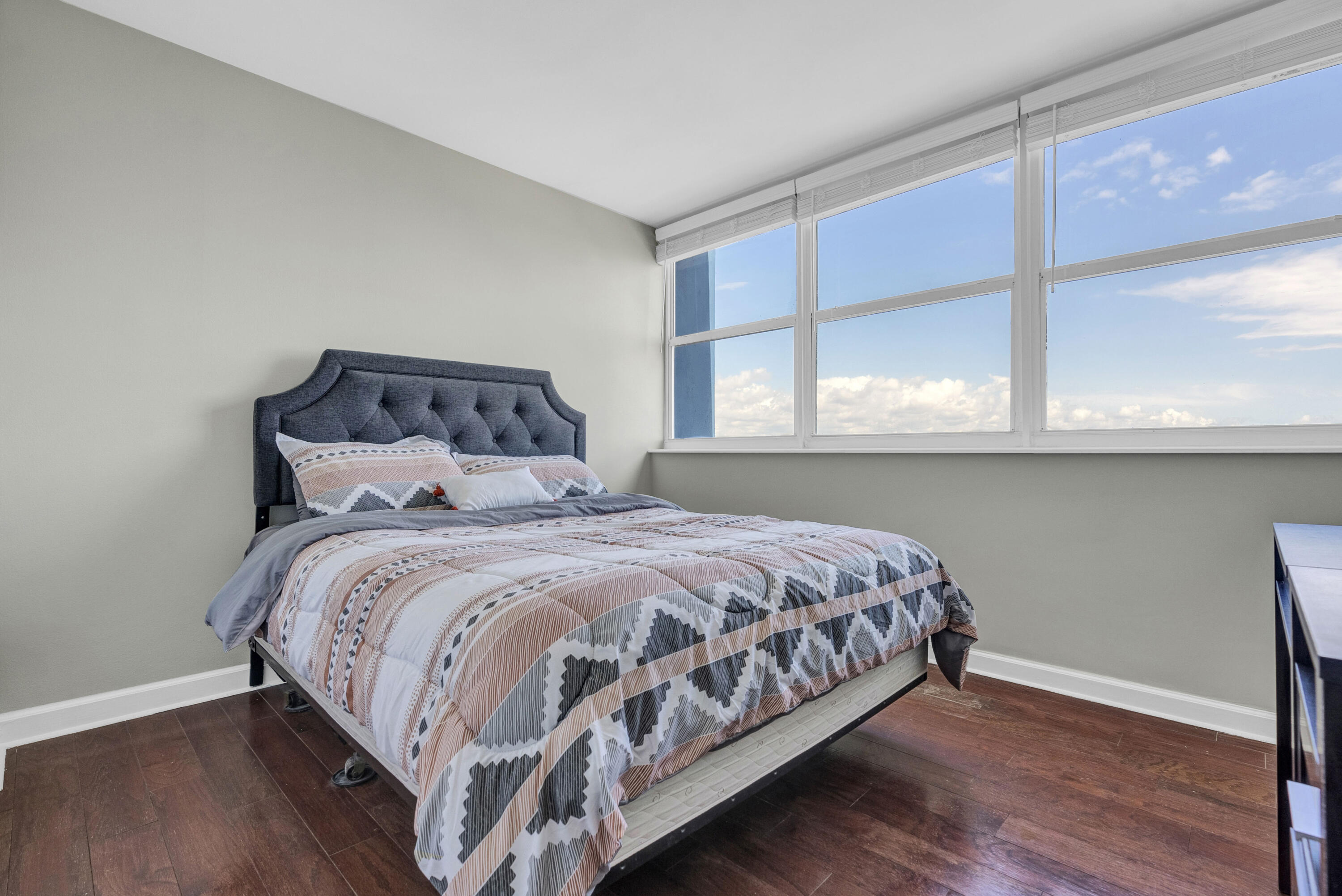 TRAFALGAR TOWERS CONDOMINIUM - Residential