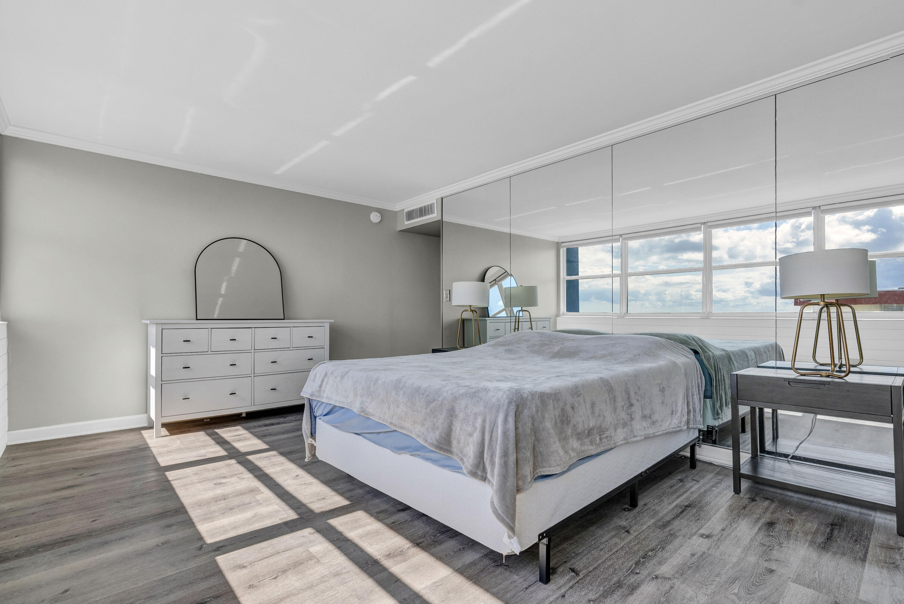TRAFALGAR TOWERS CONDOMINIUM - Residential