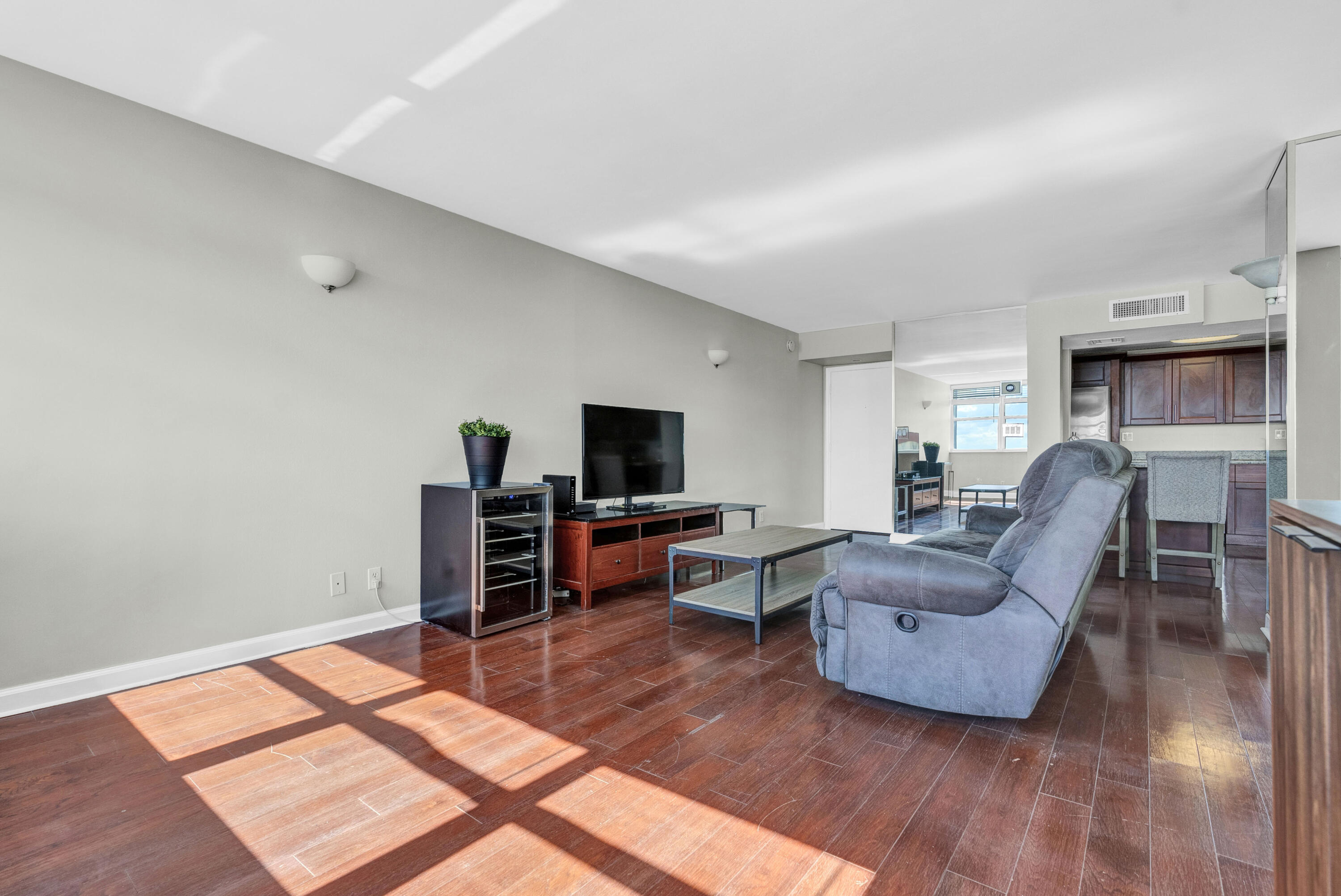 TRAFALGAR TOWERS CONDOMINIUM - Residential