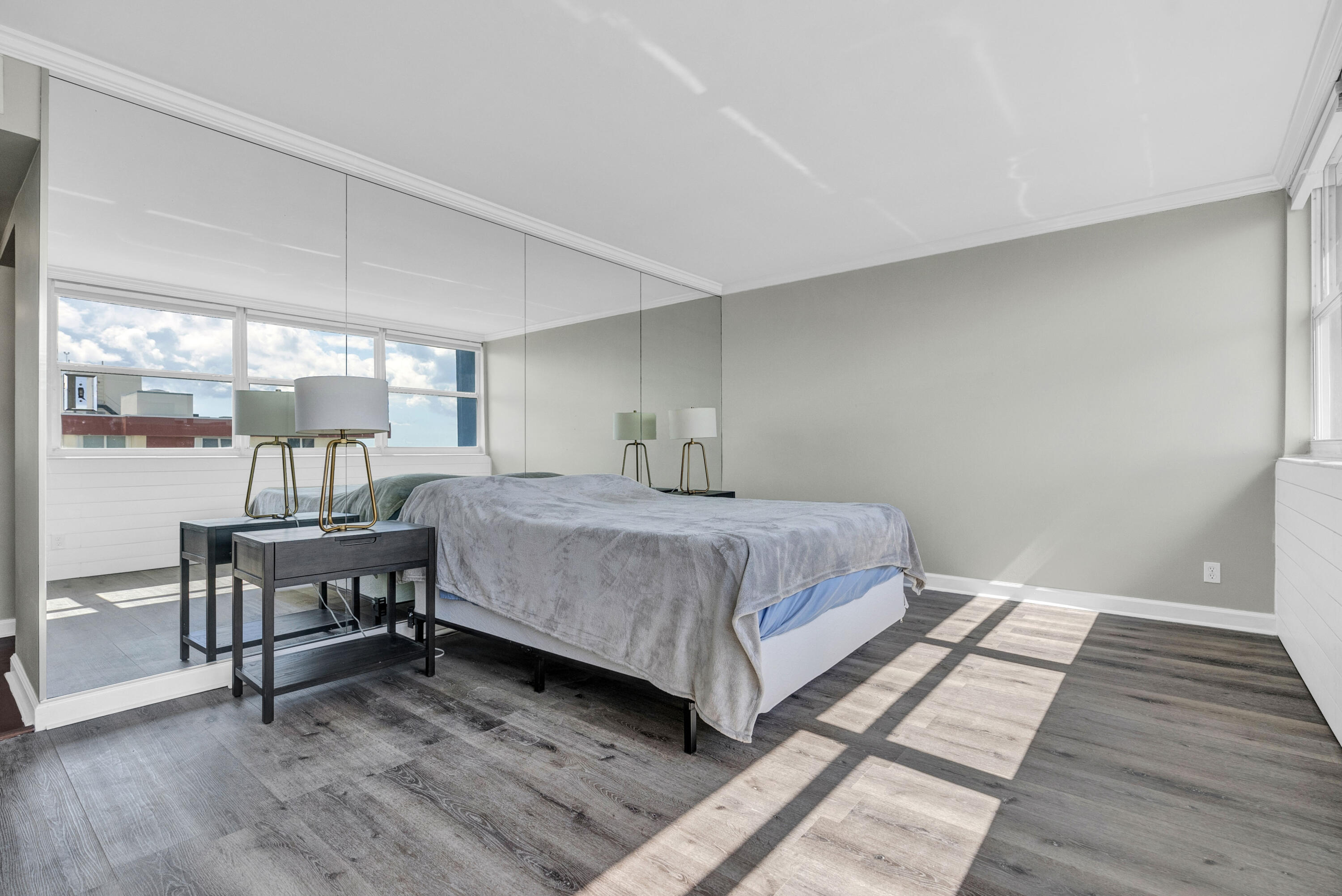 TRAFALGAR TOWERS CONDOMINIUM - Residential