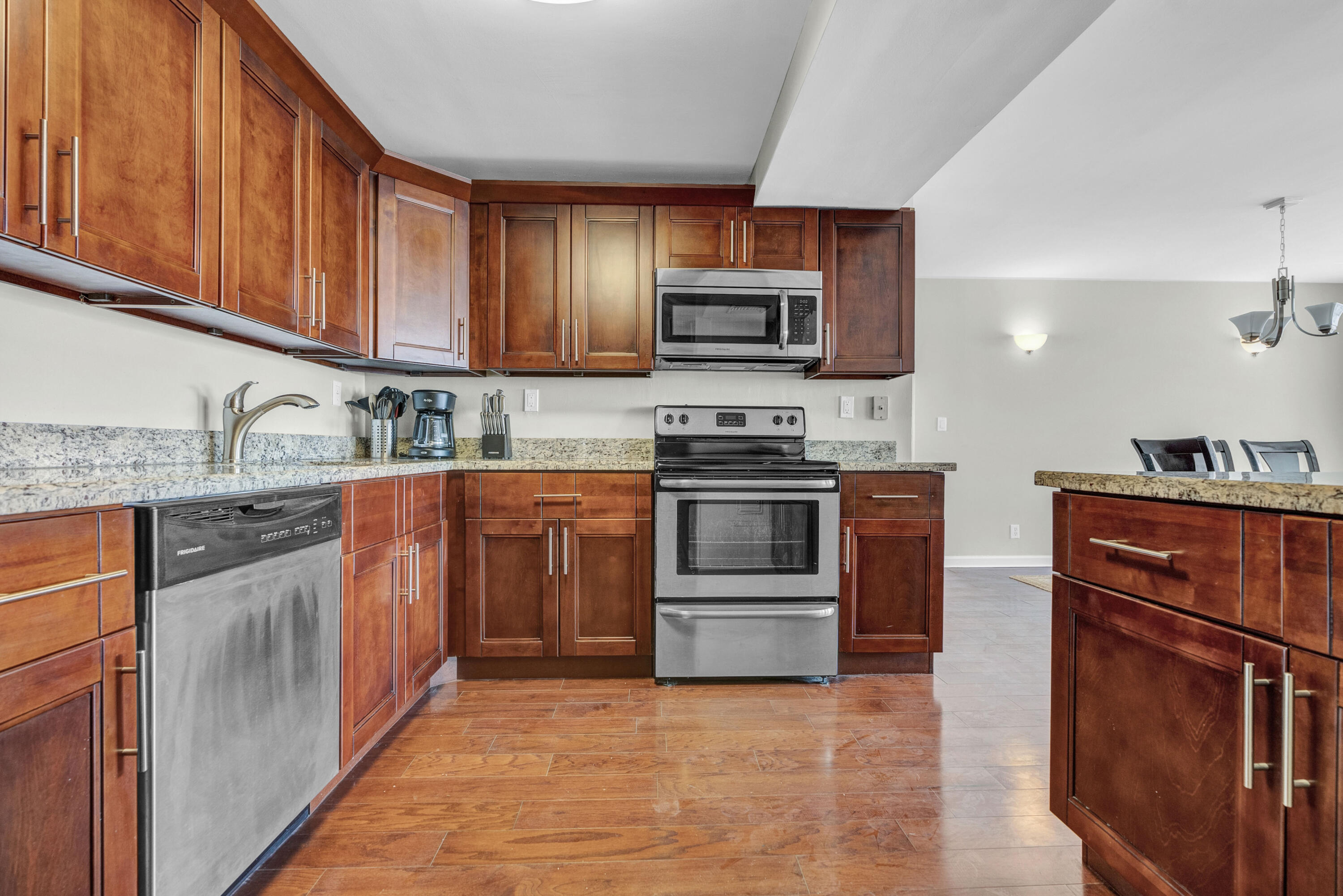 TRAFALGAR TOWERS CONDOMINIUM - Residential