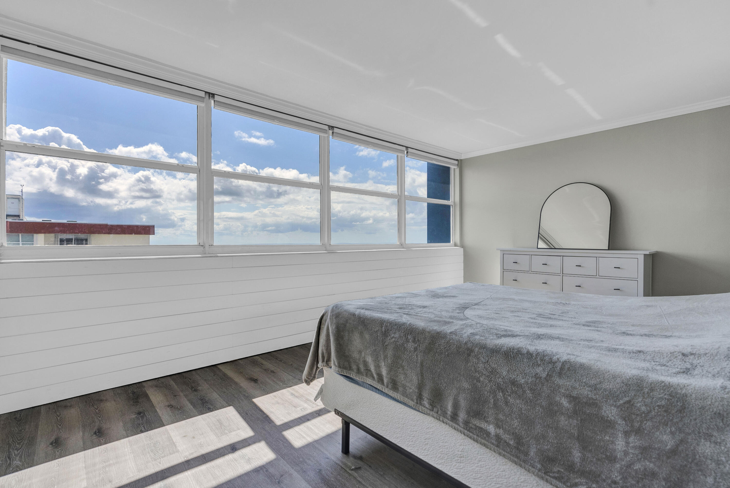 TRAFALGAR TOWERS CONDOMINIUM - Residential