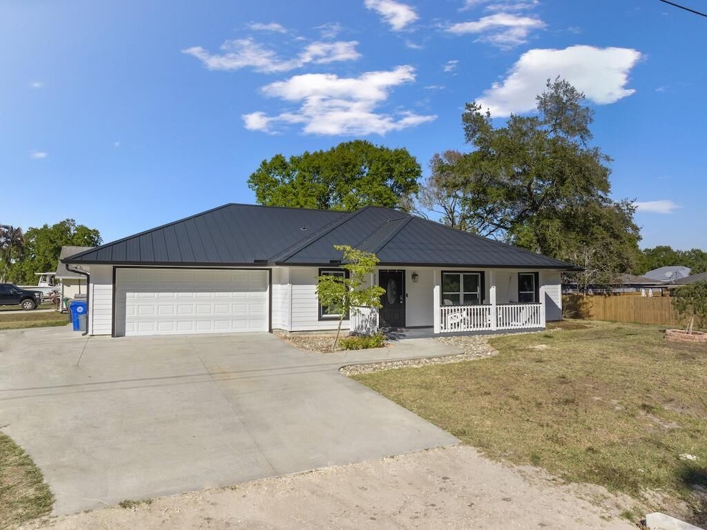 Photo of 3350 13th Street SW, Vero Beach, FL 32968 (MLS # R11160585)