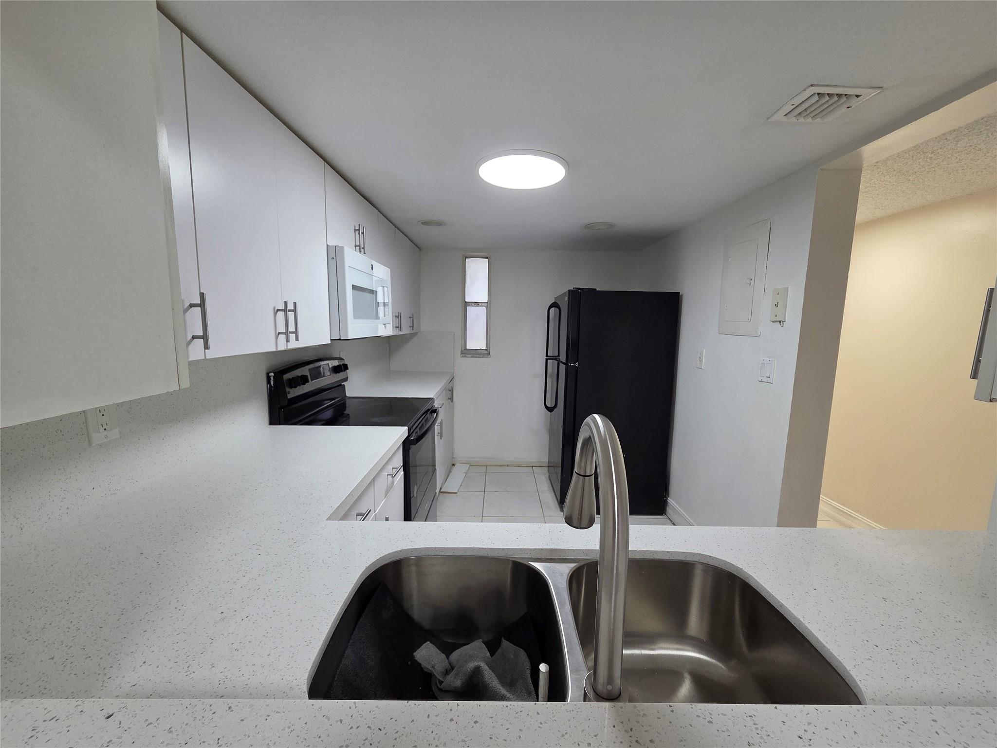 VERSAILLES GARDENS - Residential Lease