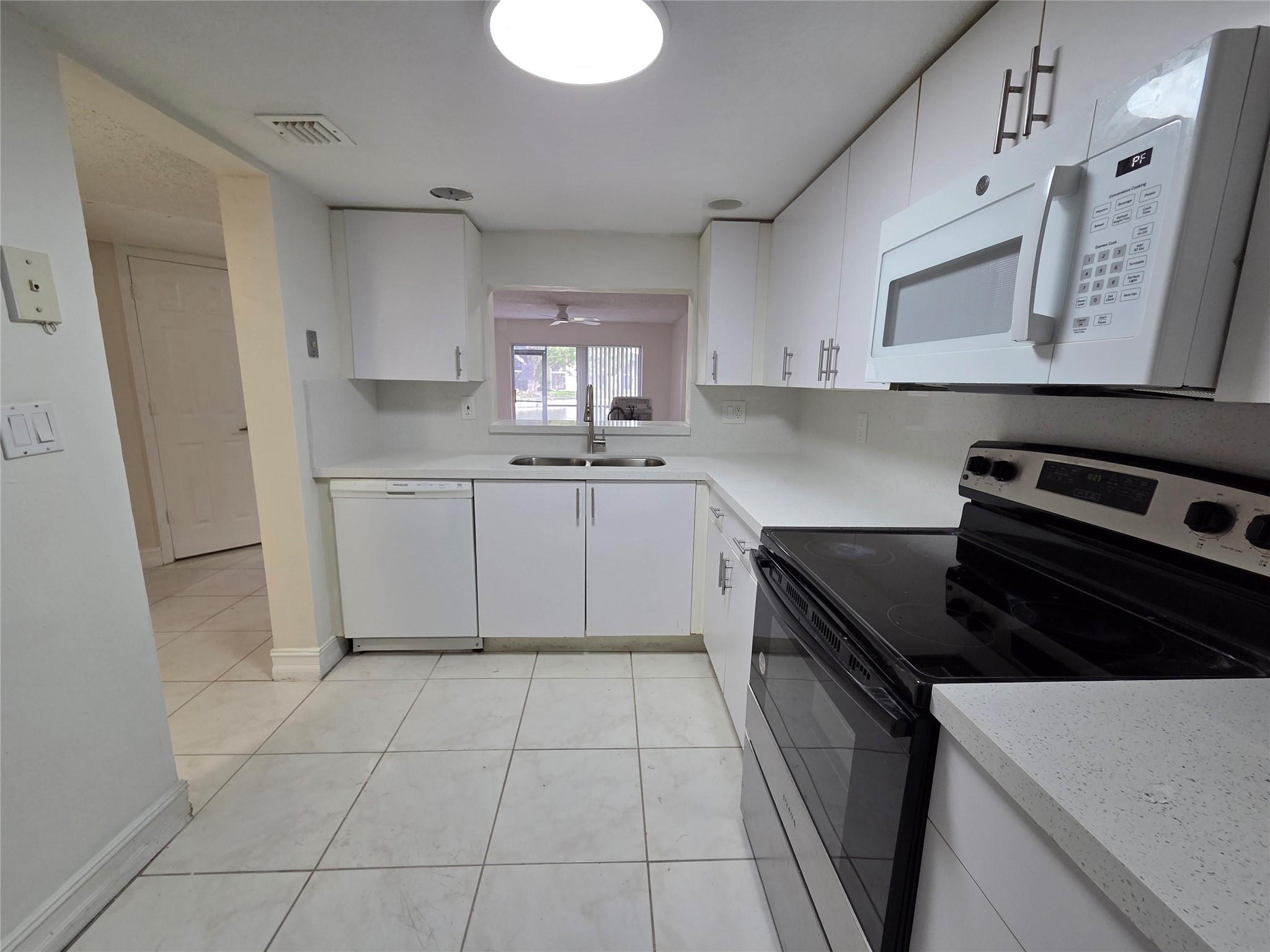VERSAILLES GARDENS - Residential Lease