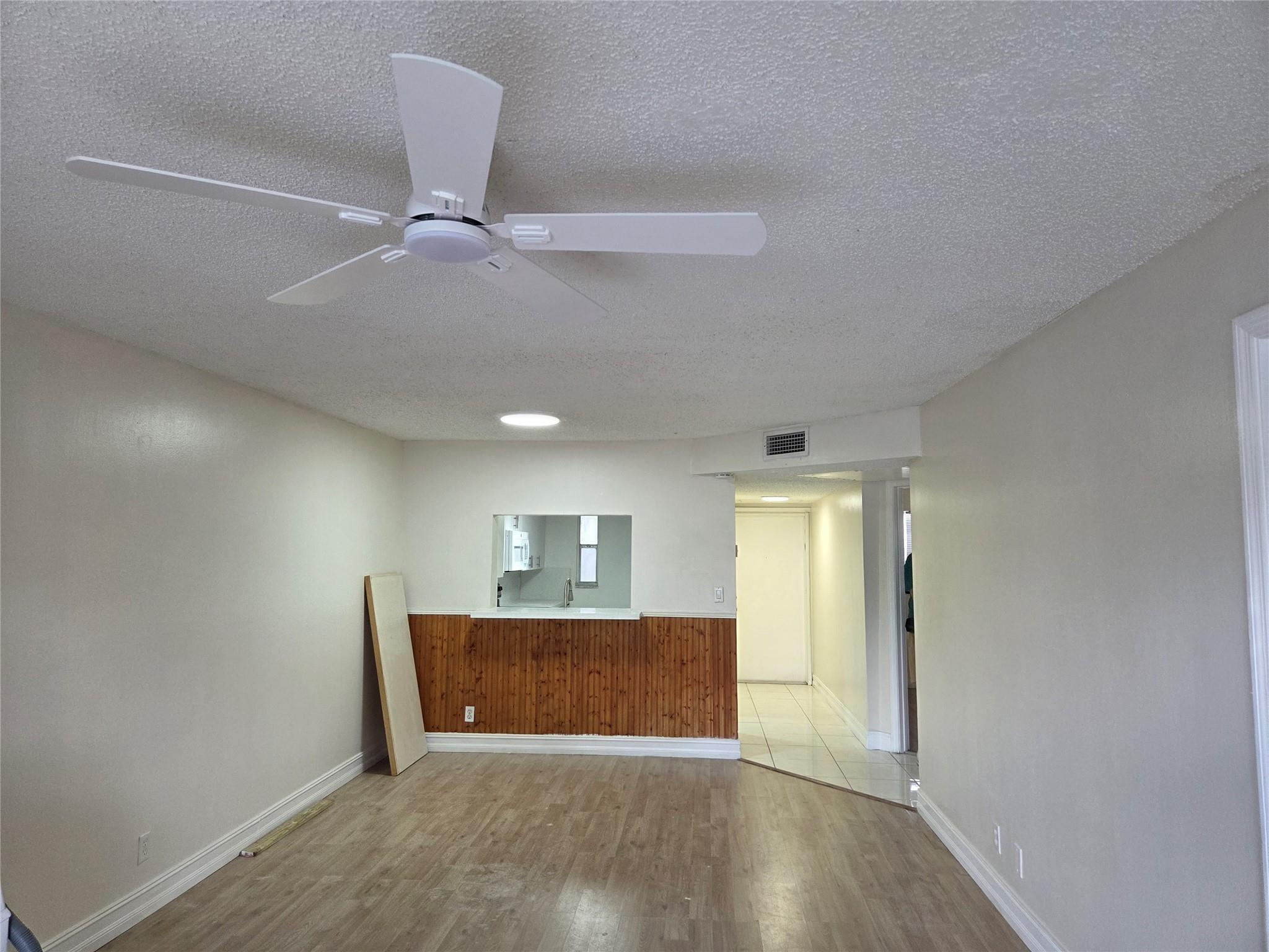 VERSAILLES GARDENS - Residential Lease