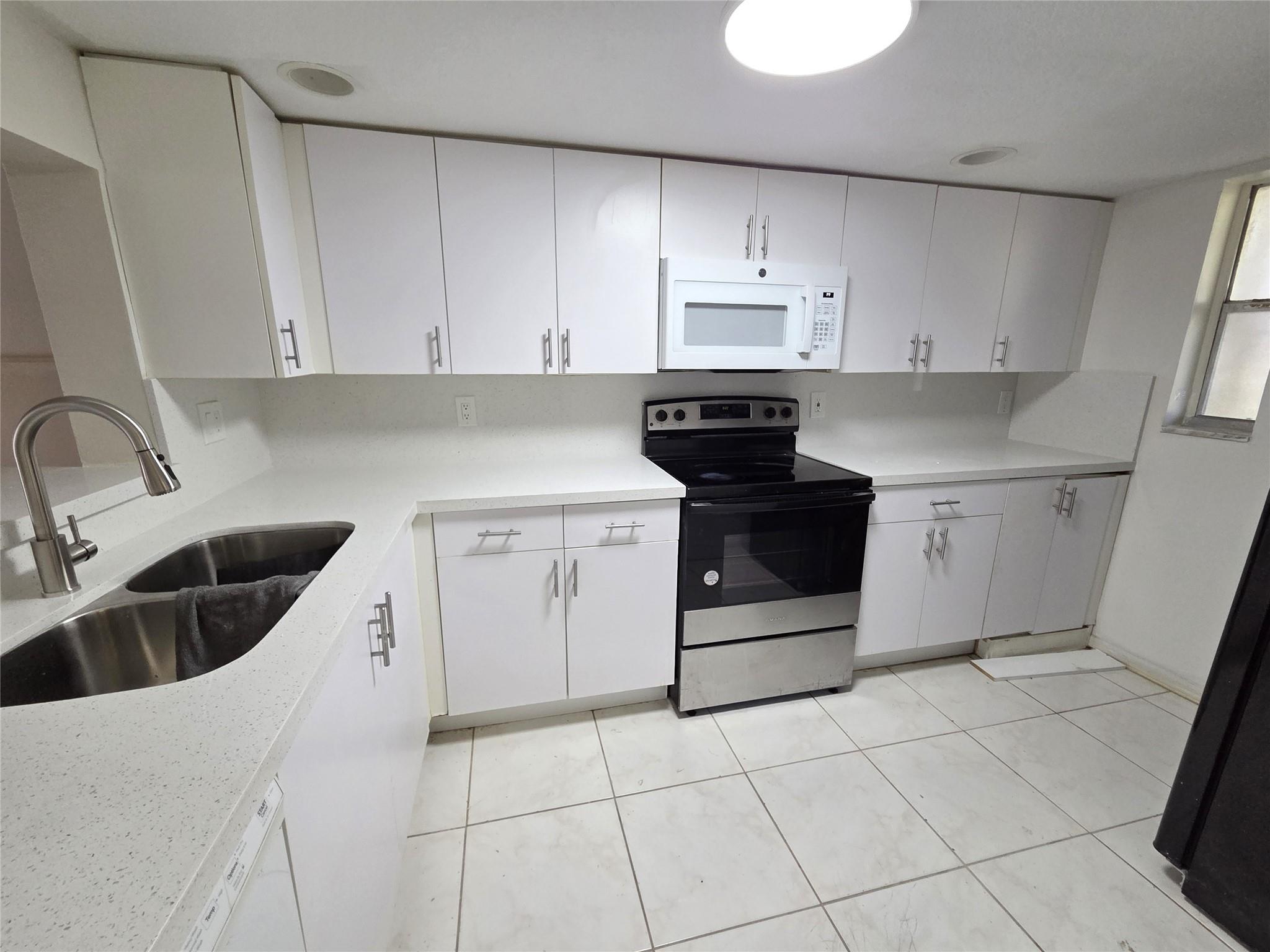 VERSAILLES GARDENS - Residential Lease