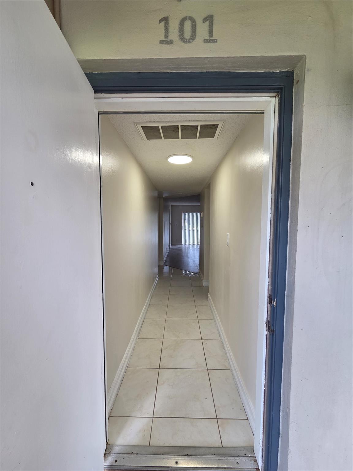 VERSAILLES GARDENS - Residential Lease