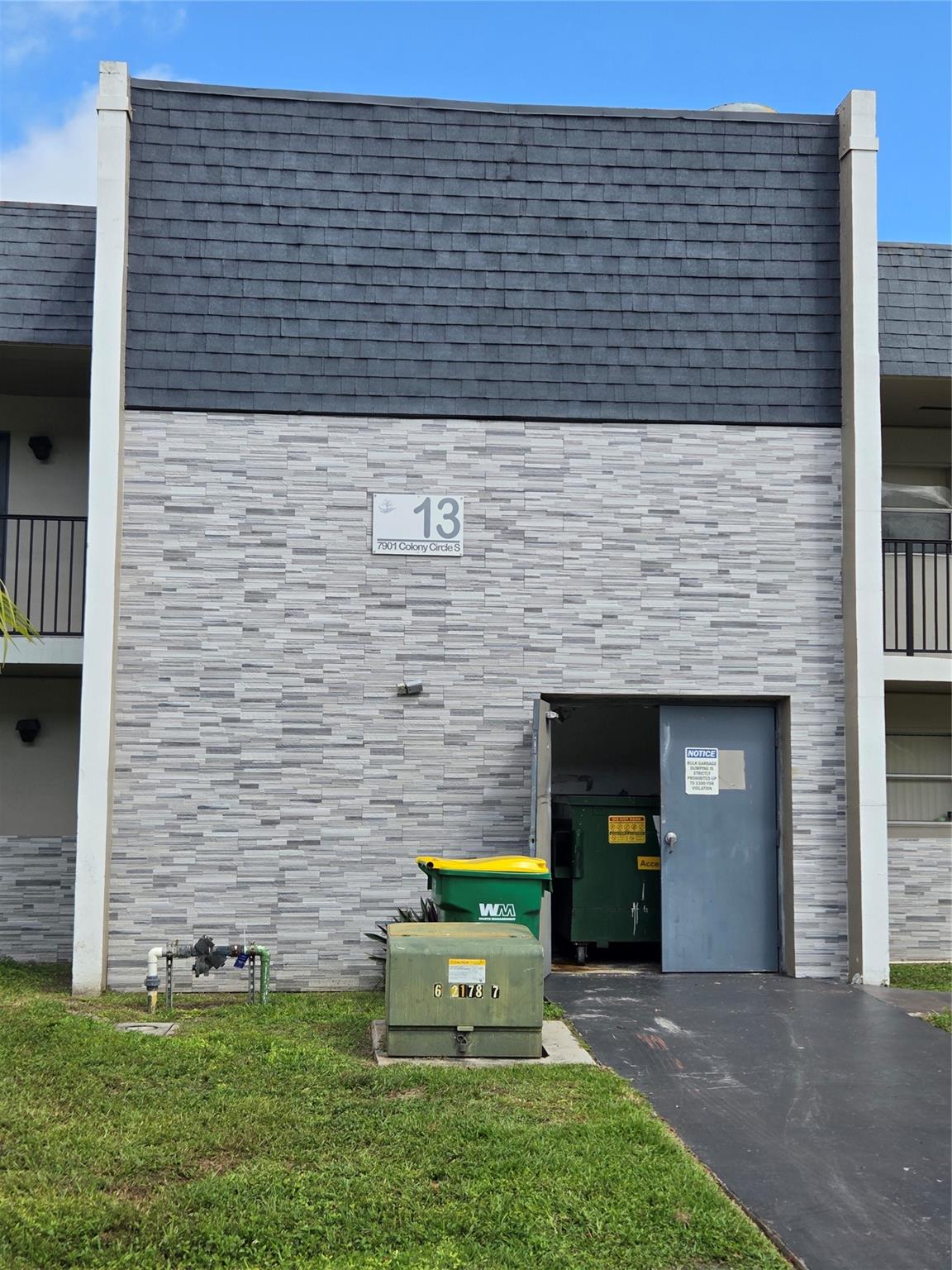 VERSAILLES GARDENS - Residential Lease