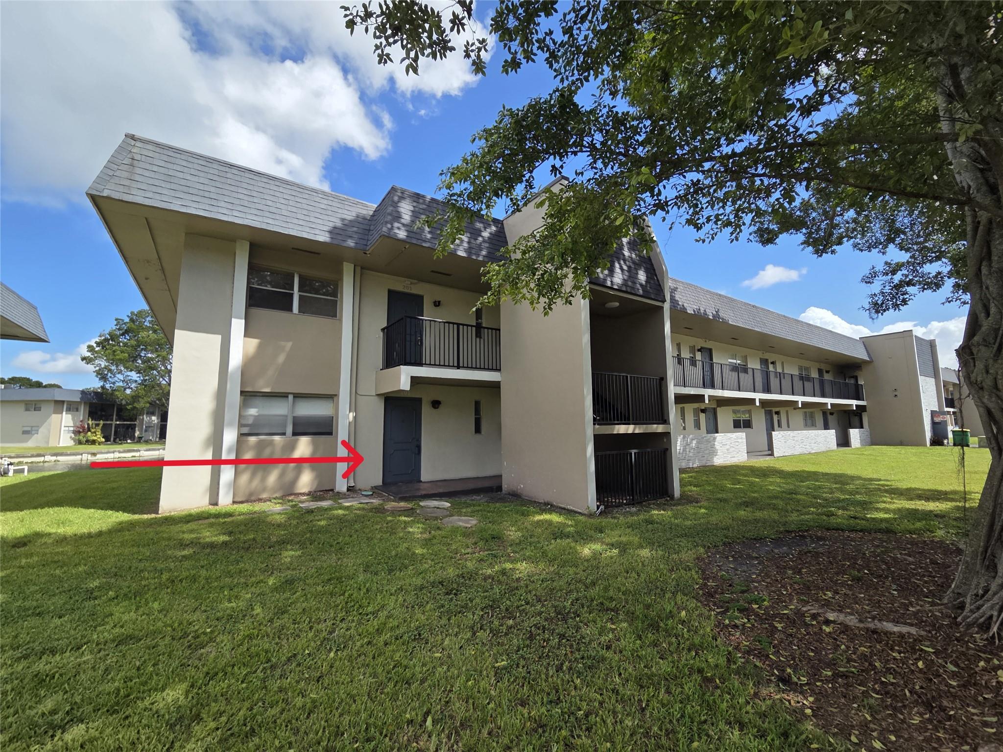 VERSAILLES GARDENS - Residential Lease