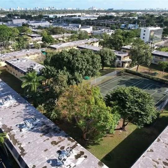 Village Park at Oakland offers the perfect blend of comfort, style, and convenience. Ideally located in the 33334 area of Oakland Park, this community places you just minutes from beautiful beaches, top-rated shopping centers, dining, and entertainment. Enjoy a resort-style lifestyle with amenities such as a sparkling swimming pool, fully equipped fitness center, and beautifully landscaped grounds. The community is known for its safety and welcoming atmosphere, making it an ideal place to call home.
Disponible ahora — Don’t miss the opportunity to live in one of Oakland Park’s most desirable locations!