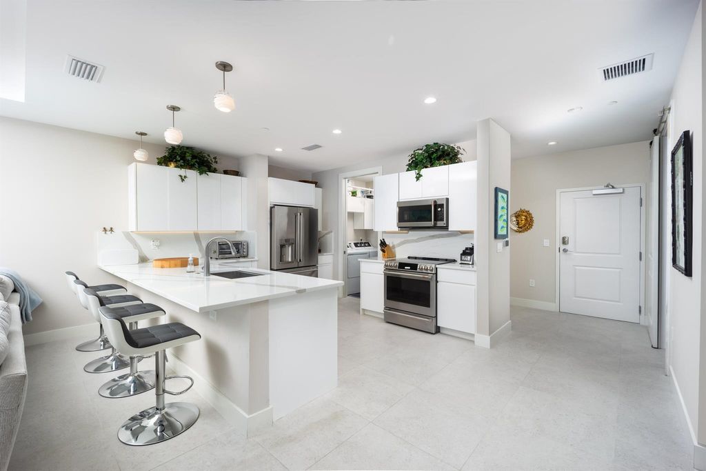 Photo of 41 SW Seminole Street #402, Stuart, FL 34994 (MLS # R11100106)