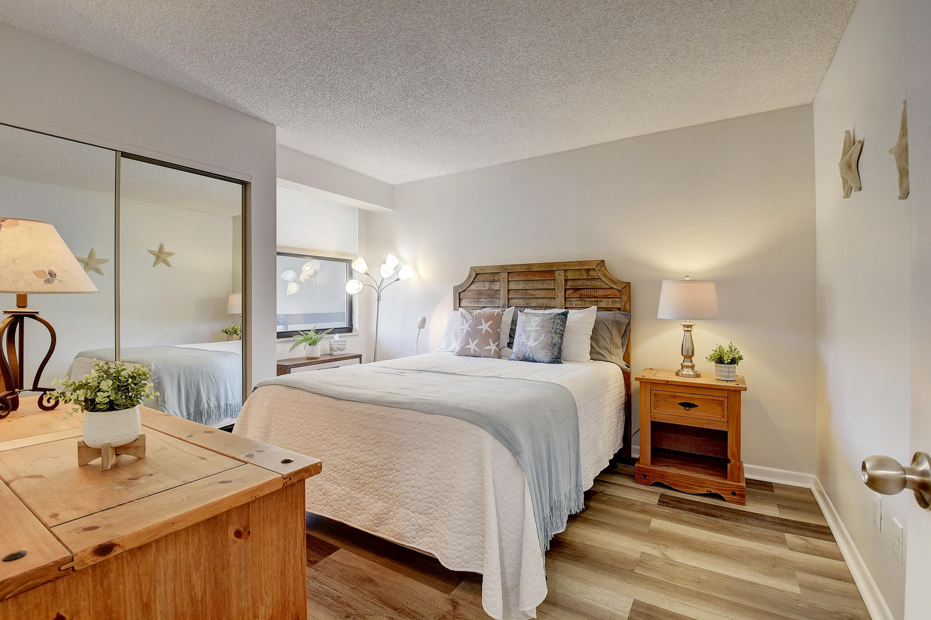 LAKESIDE CONDO - Residential Lease