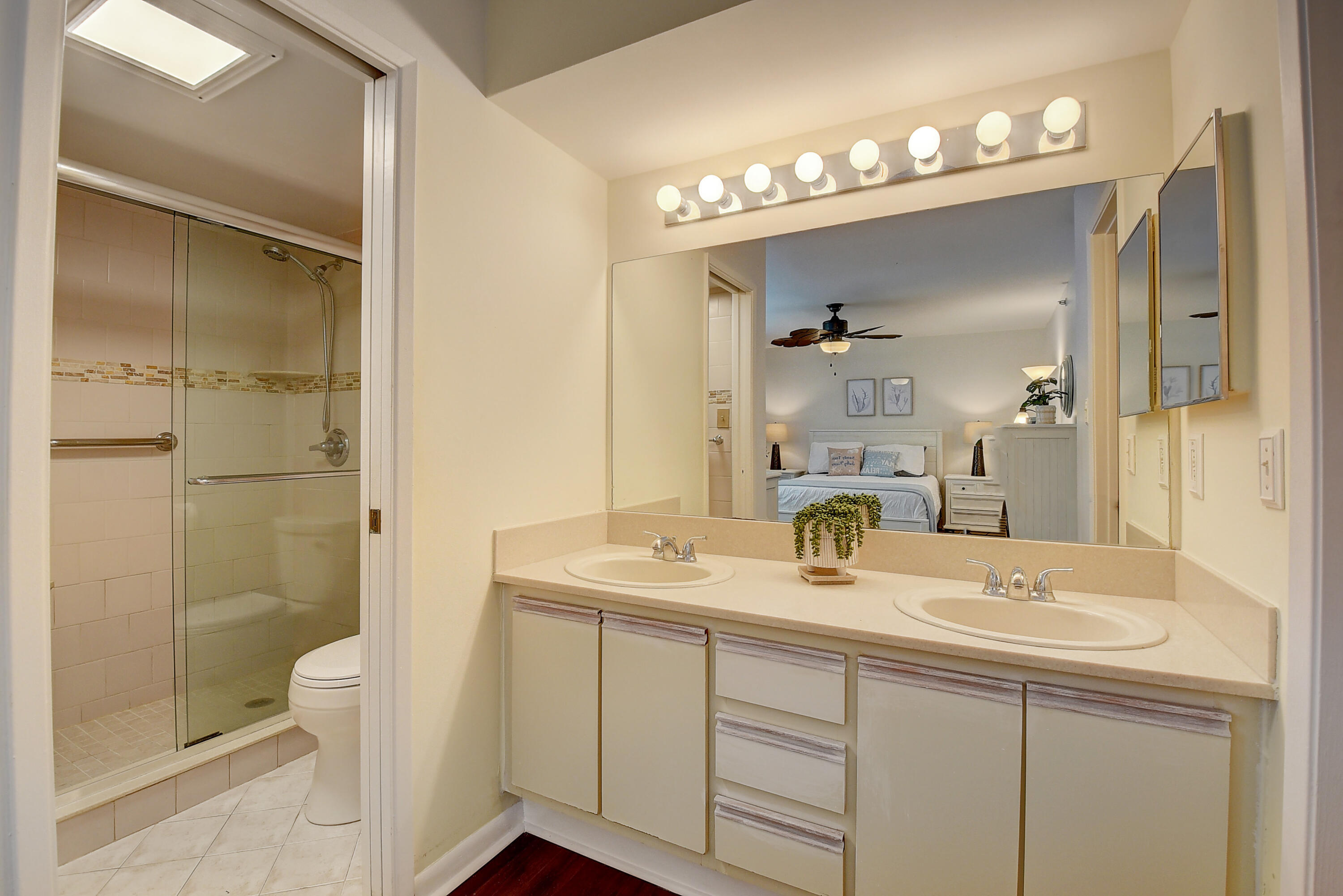 LAKESIDE CONDO - Residential Lease