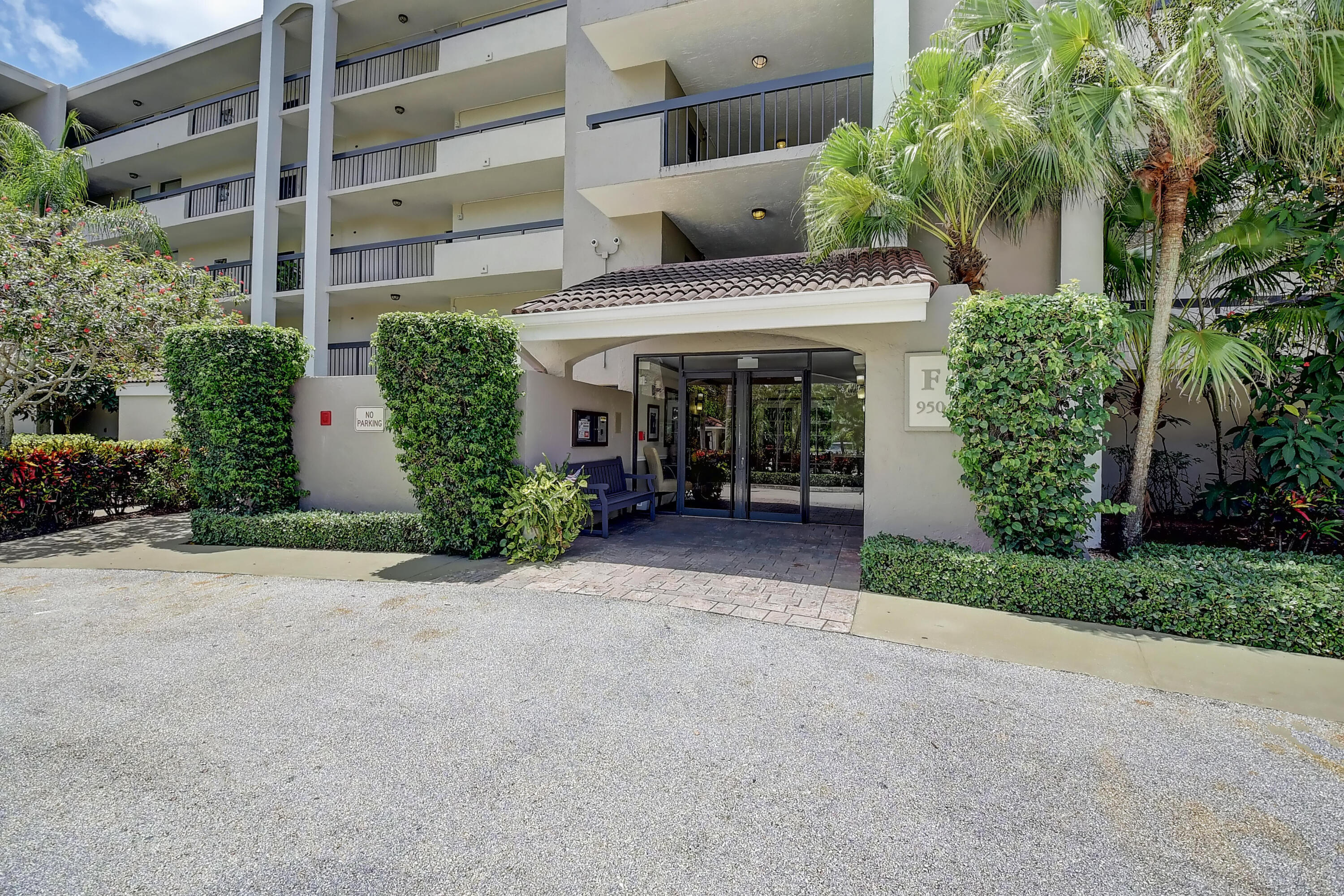 LAKESIDE CONDO - Residential Lease