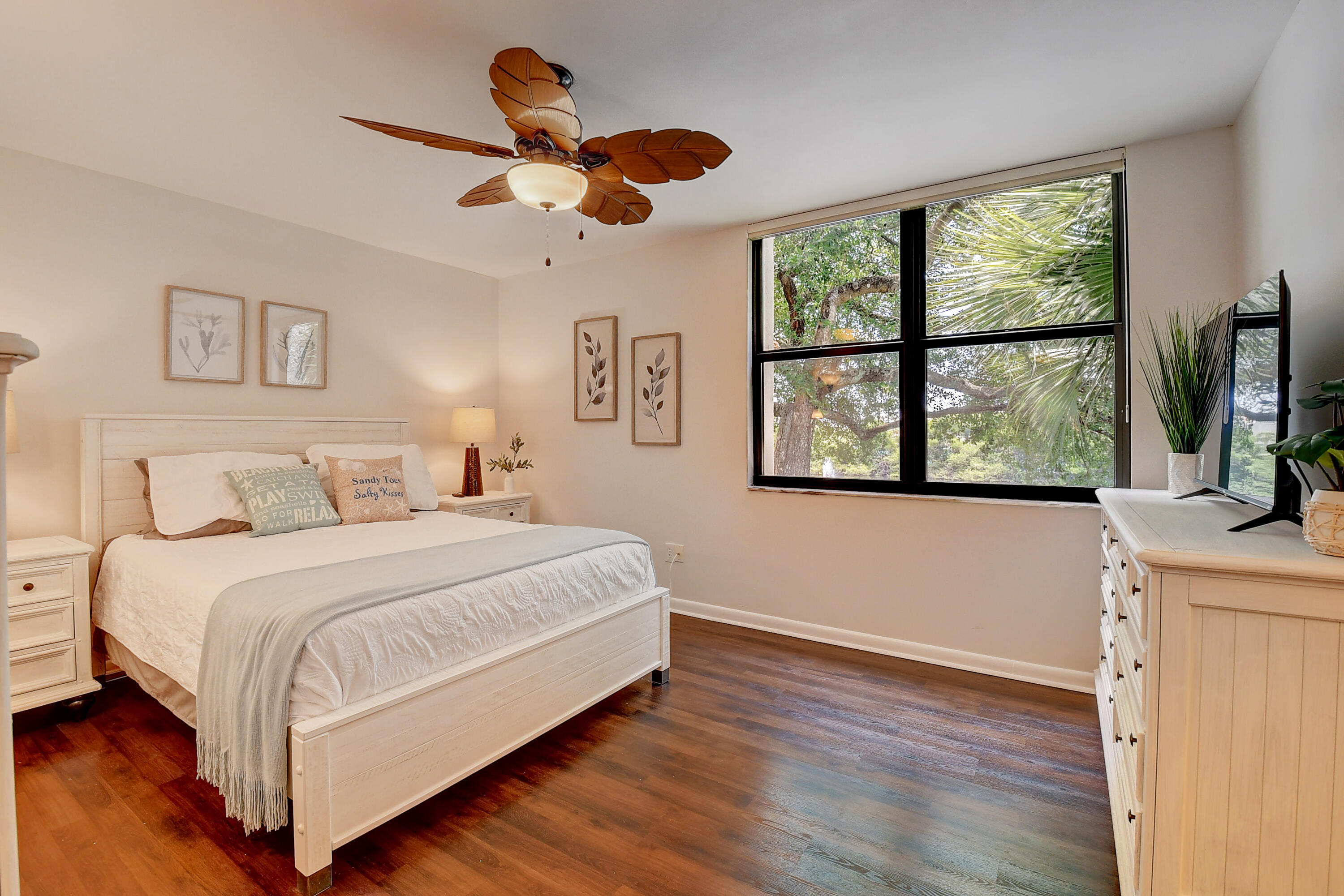 LAKESIDE CONDO - Residential Lease