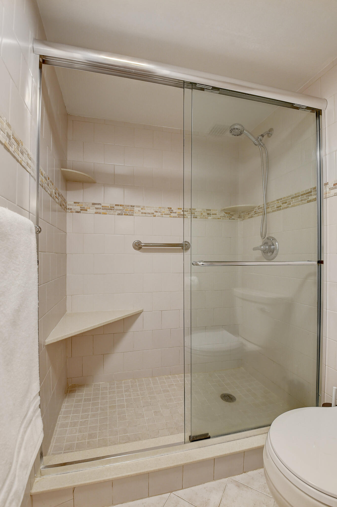 LAKESIDE CONDO - Residential Lease