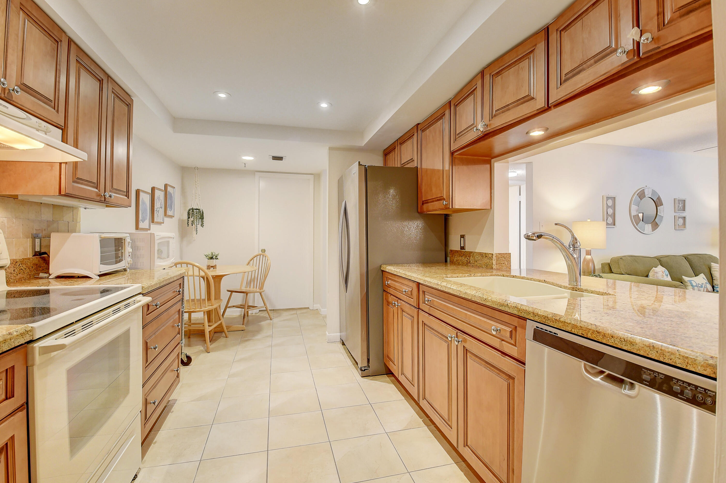 LAKESIDE CONDO - Residential Lease