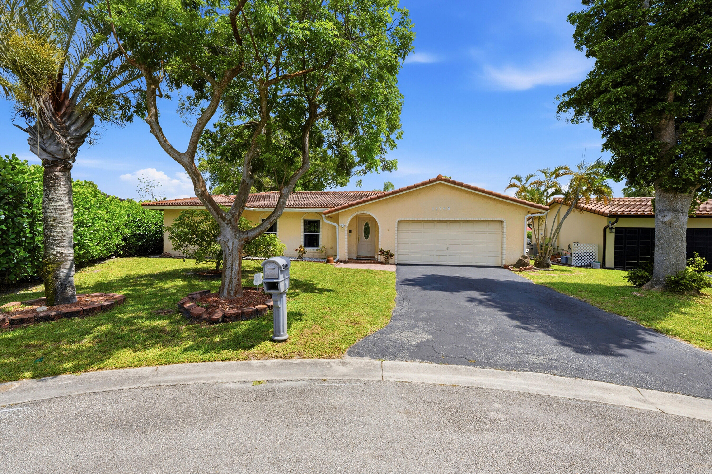 CORAL SPRINGS COUNTRY CLUB - Residential