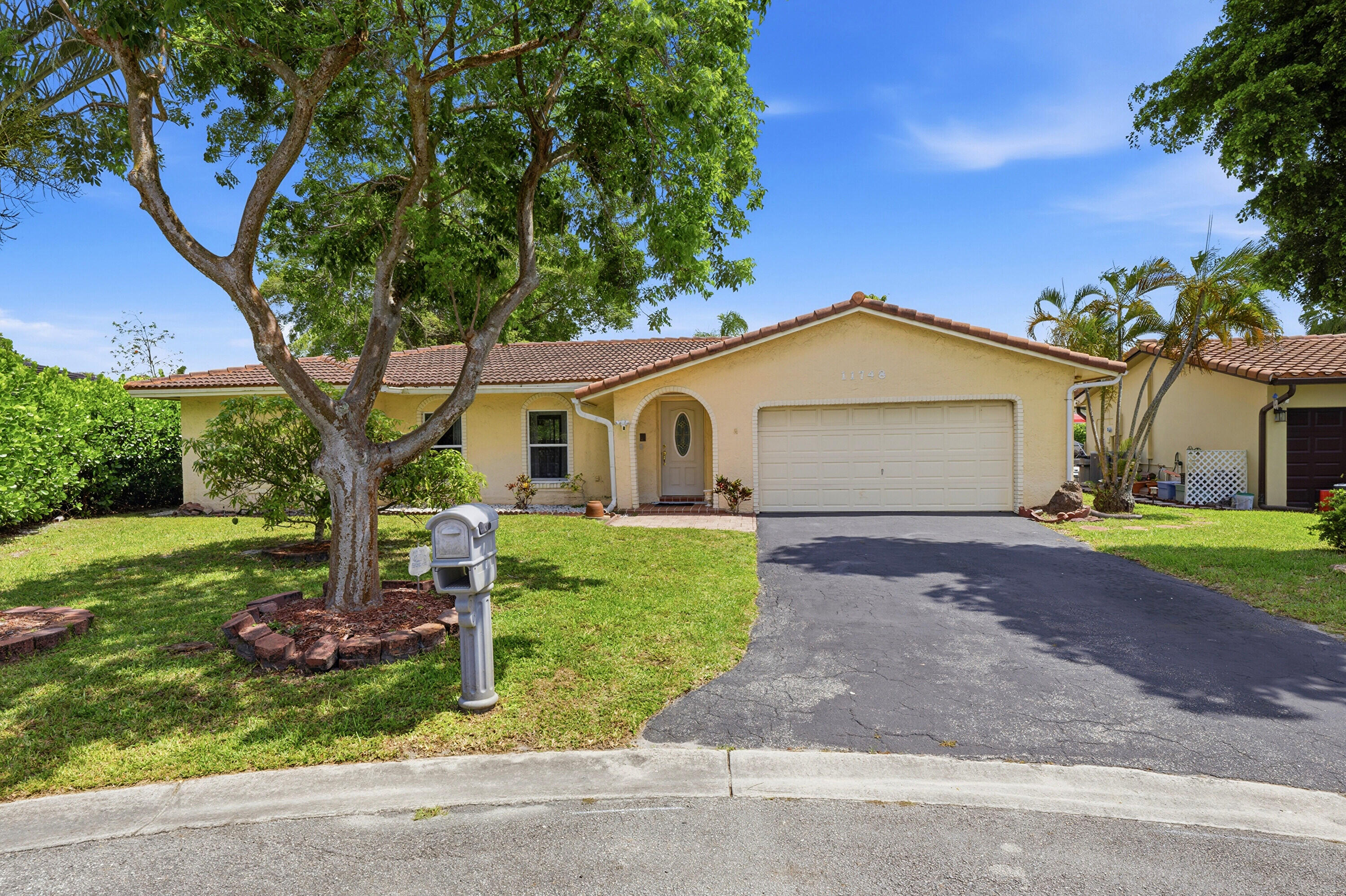 CORAL SPRINGS COUNTRY CLUB - Residential