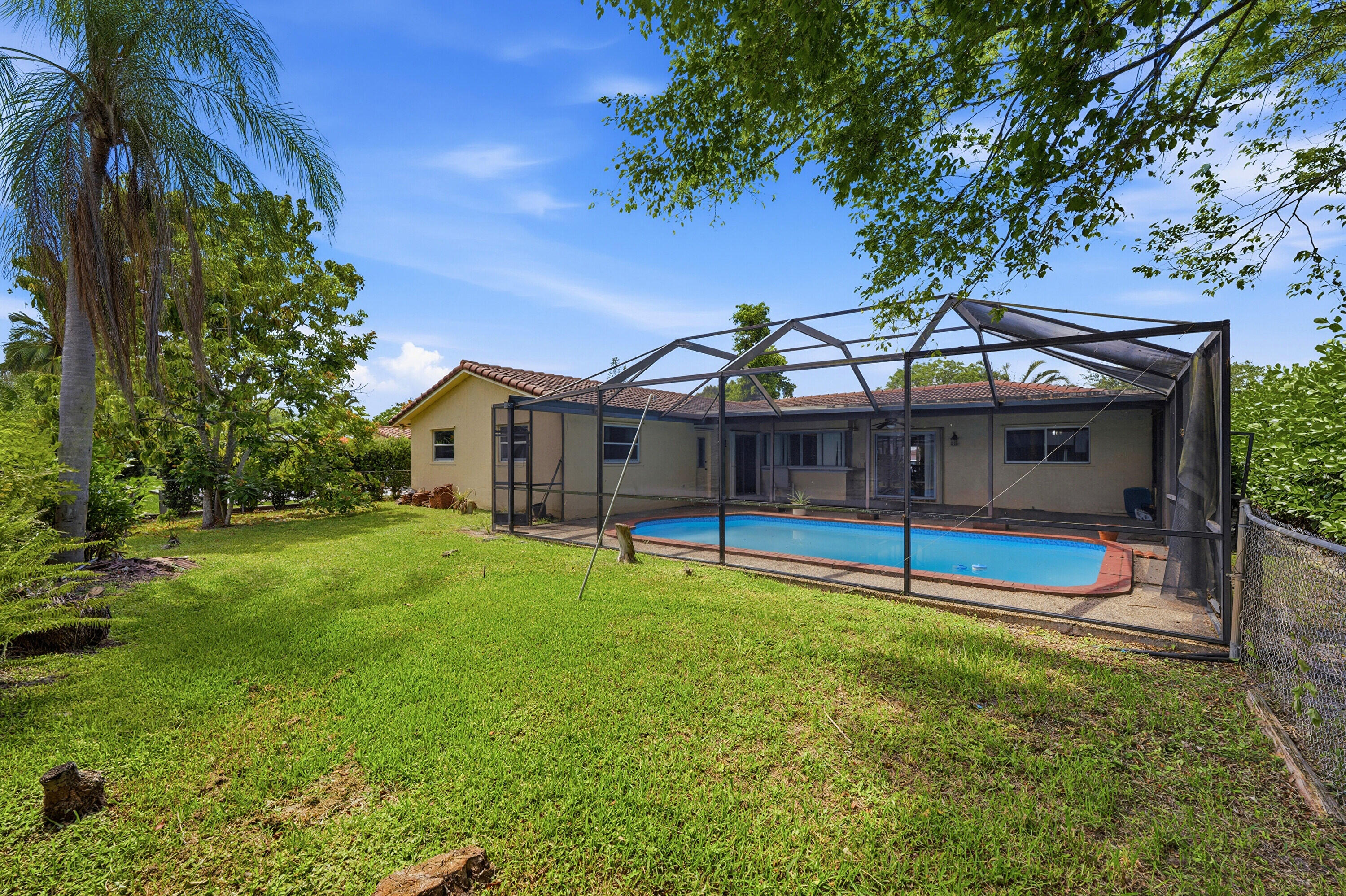CORAL SPRINGS COUNTRY CLUB - Residential