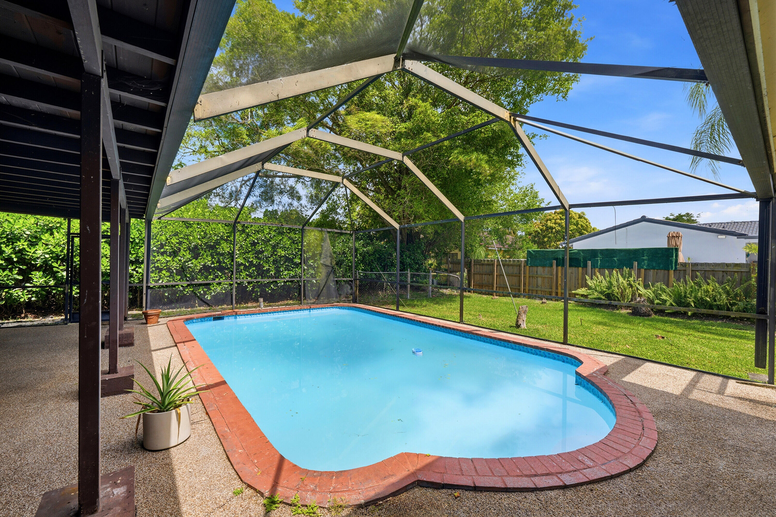 CORAL SPRINGS COUNTRY CLUB - Residential