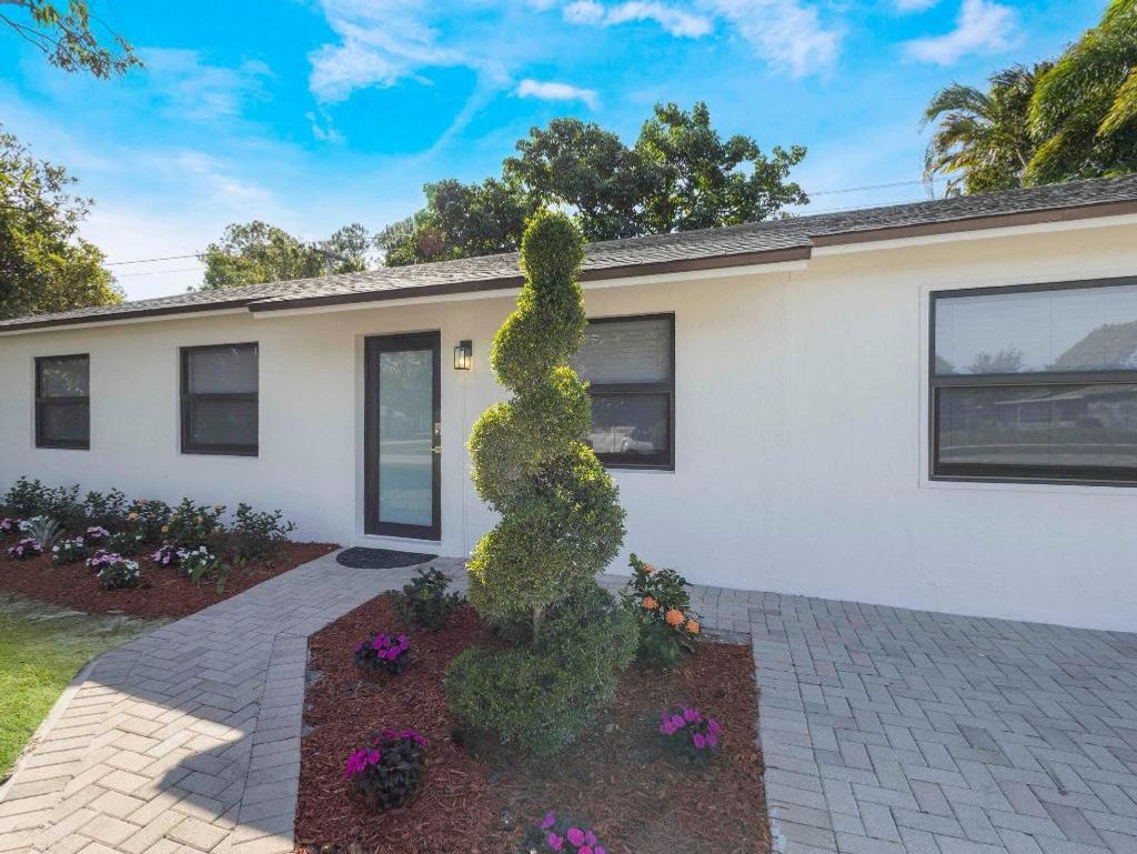 Photo of 992 Mohican Boulevard, Jupiter, FL 33458 (MLS # R11143139)