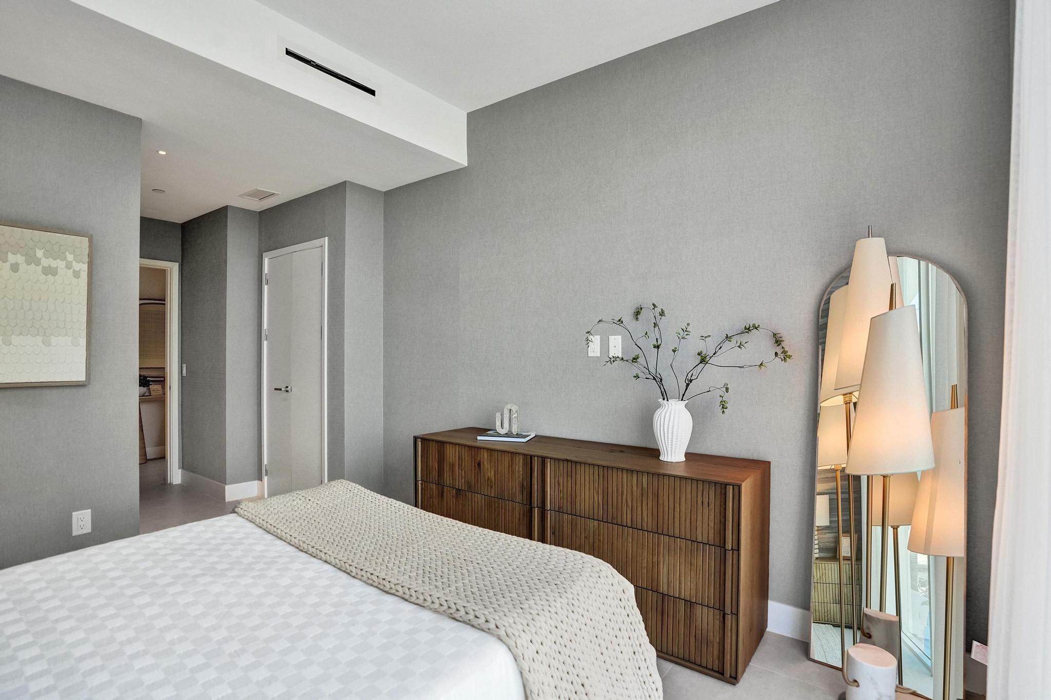 Entourage in the Sun - Residential