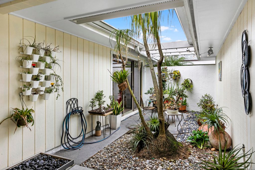 Photo of 17035 Bay Street, Jupiter, FL 33477 (MLS # R10948400)