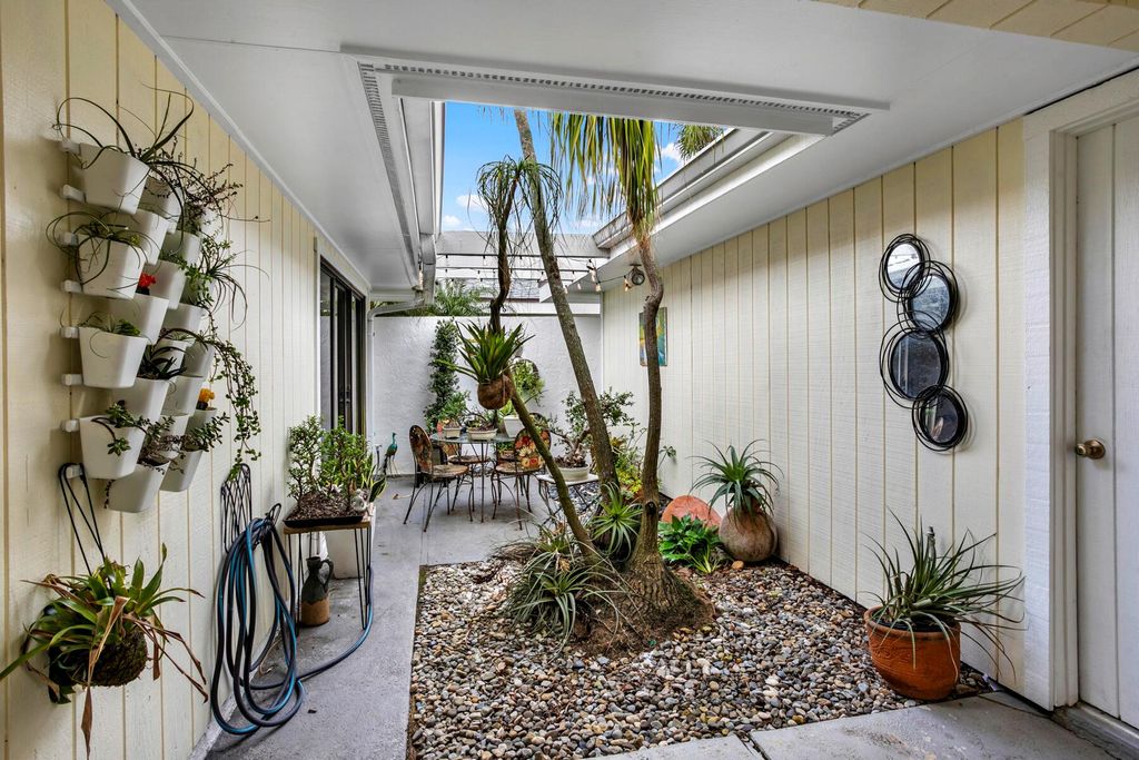 Photo of 17035 Bay Street, Jupiter, FL 33477 (MLS # R10948400)